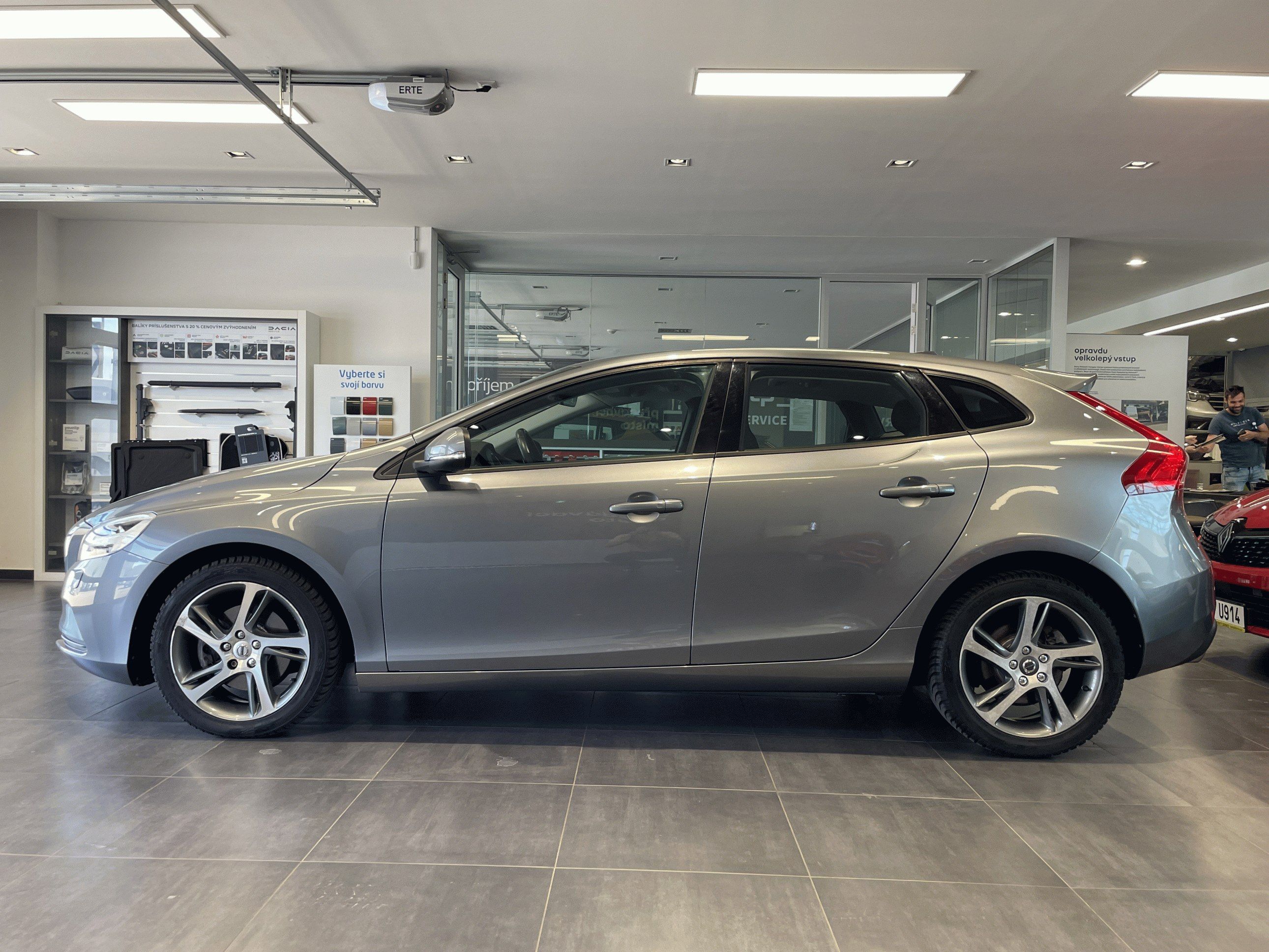 Volvo V40, Momentum D3 2,0d 150k - fotka 2
