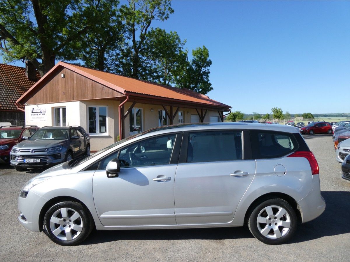 Peugeot 5008, 1,6 16V 115kW Panorama,po serv - fotka 6