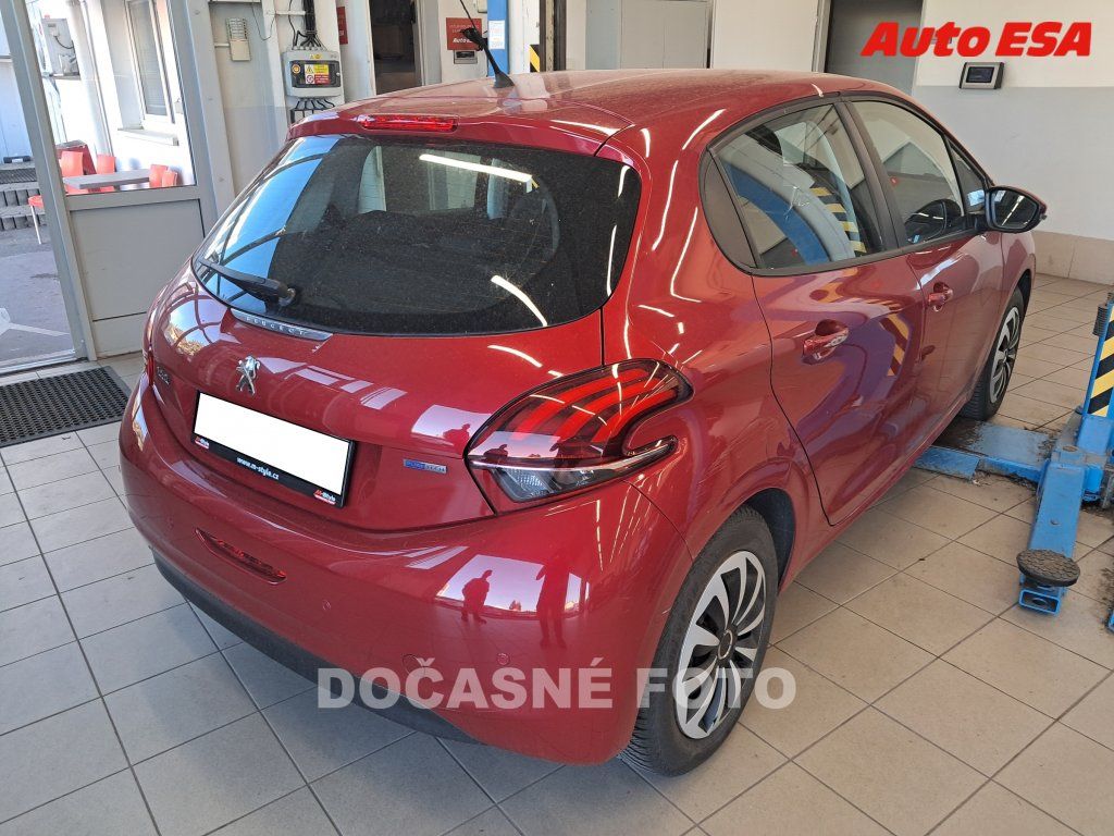 Peugeot 208, 1.2. pt,1.maj,ČR - fotka 2