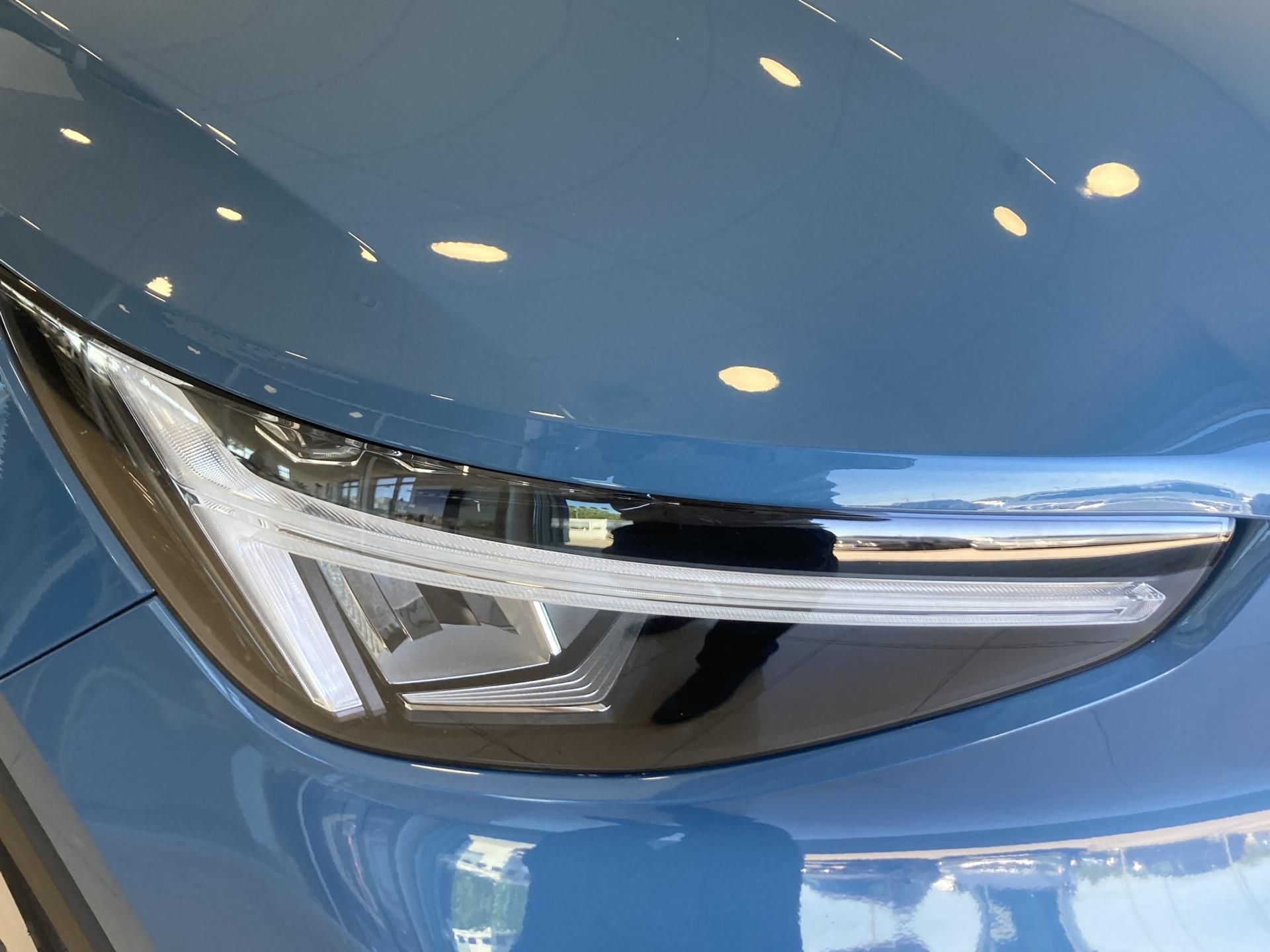 Volvo XC40, B3 FWD PLUS DARK - fotka 4