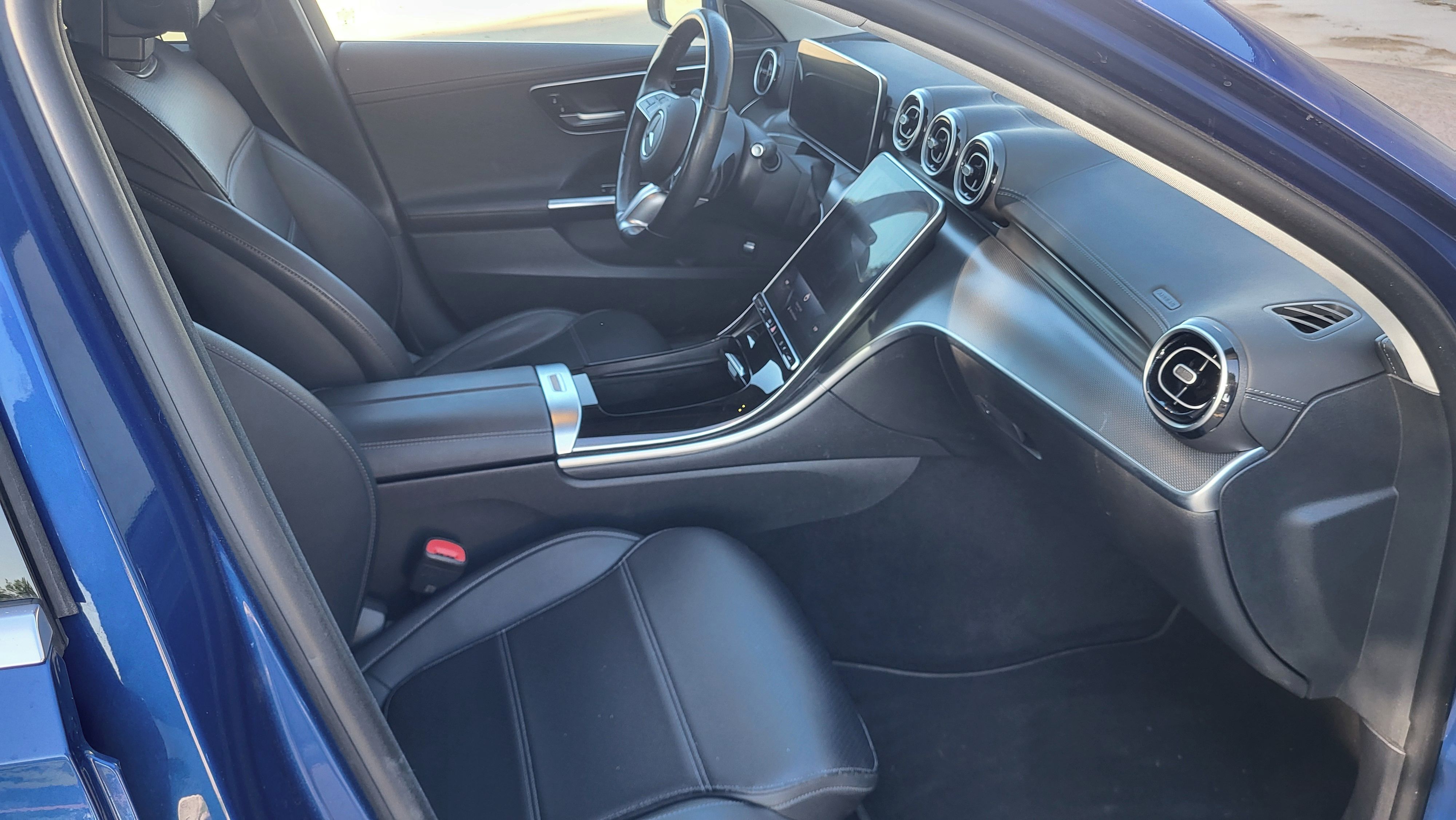 Mercedes-Benz Třídy C, C220 4Matic, tažné, servisovan - fotka 4