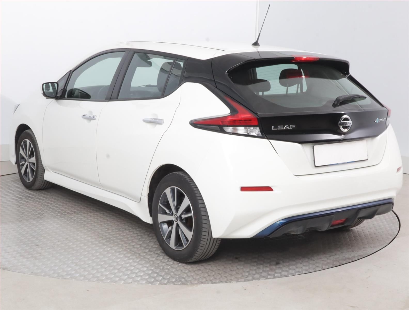 Nissan LEAF, 40 kWh, SoH 93%, Automat - fotka 4