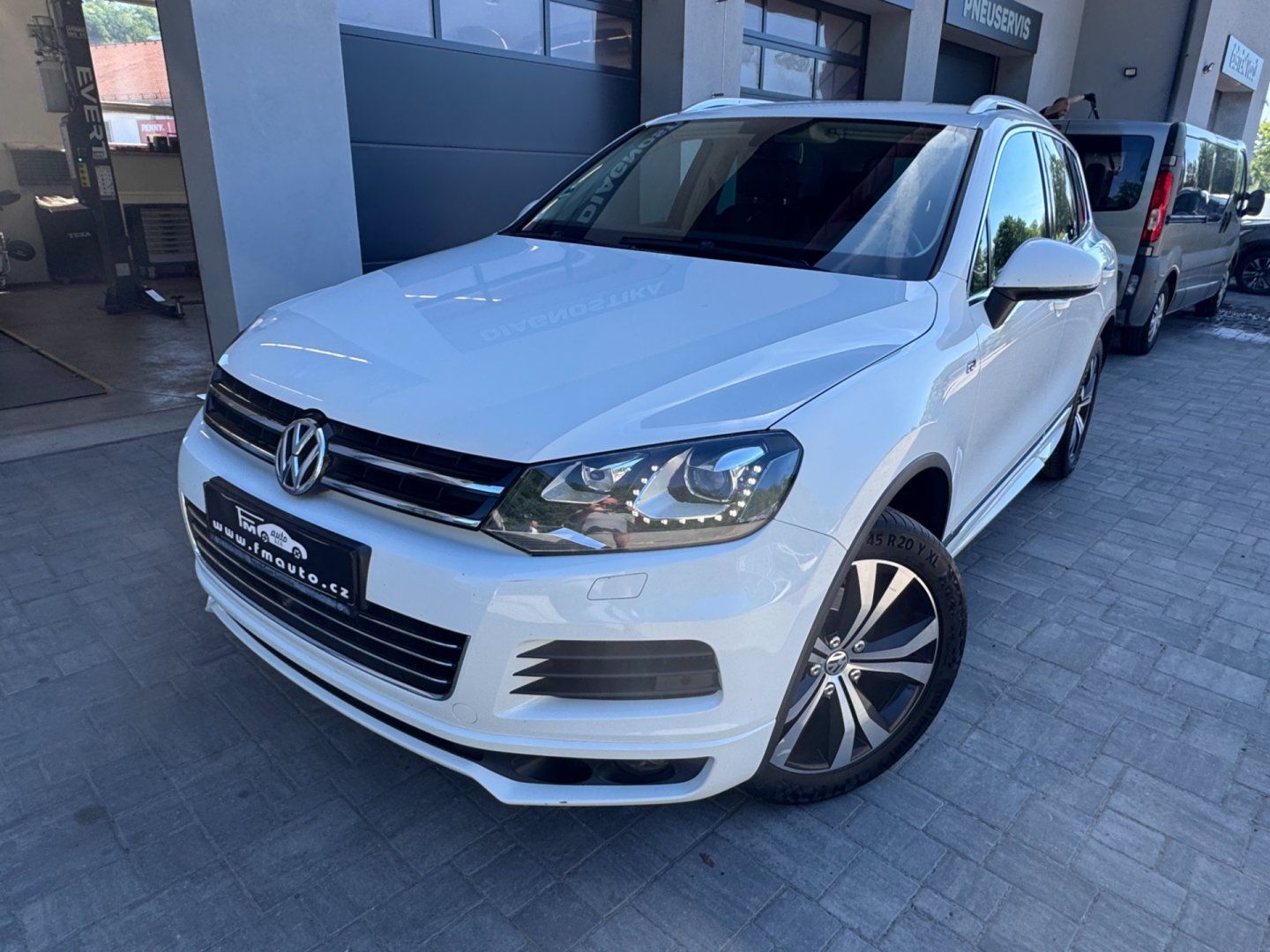 Volkswagen Touareg, 3.0 TDi R-LINE 4motion - fotka 2