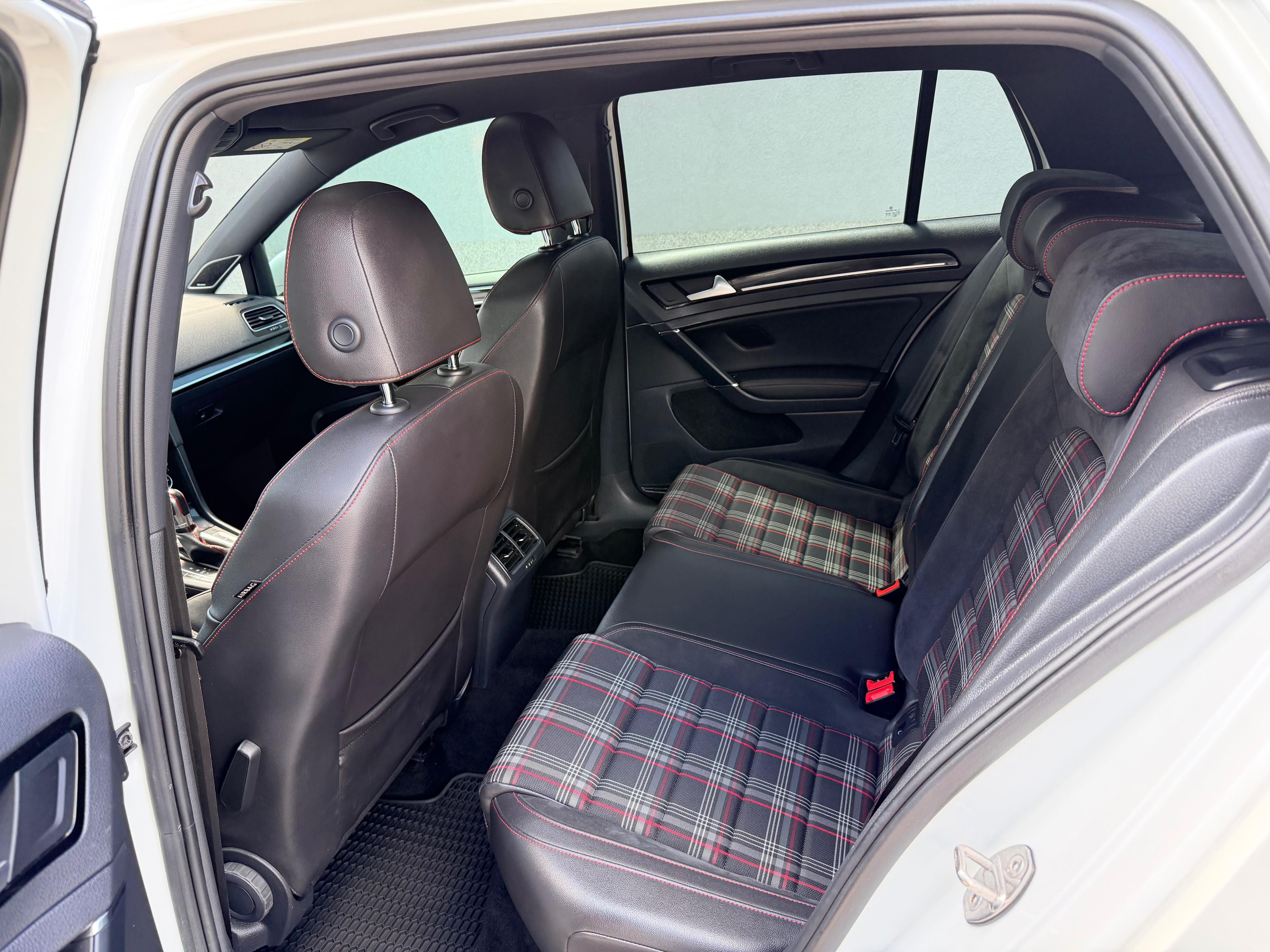 Volkswagen Golf, Golf GTI 2 TSI - fotka 6