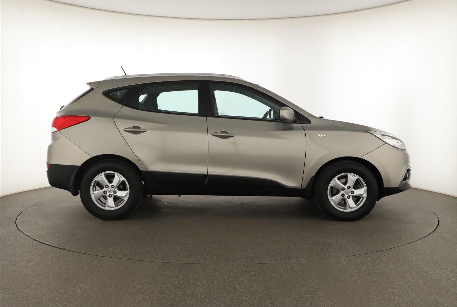 Hyundai ix35, 1.7 CRDi, Kožené sedačky - fotka 6
