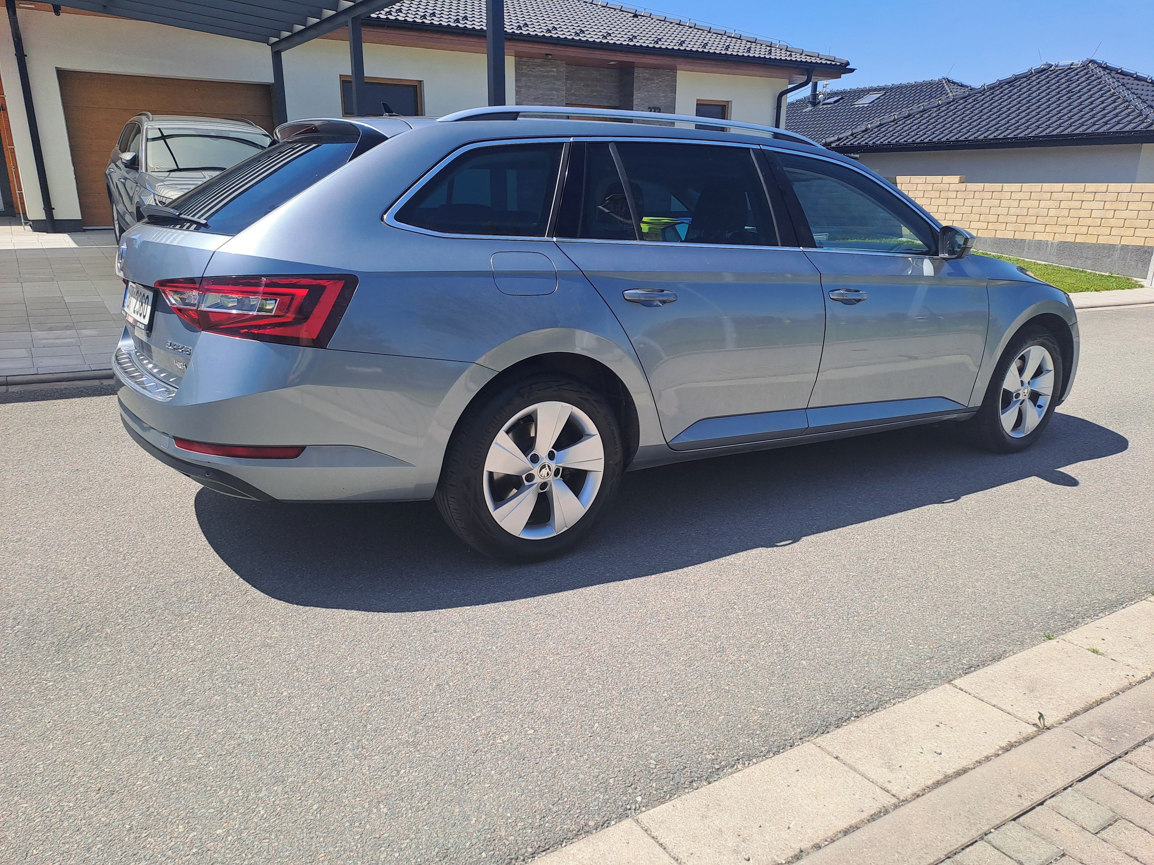 Škoda Superb, 140KW,ČR,S.KNIHA,STYLE!!! - fotka 4