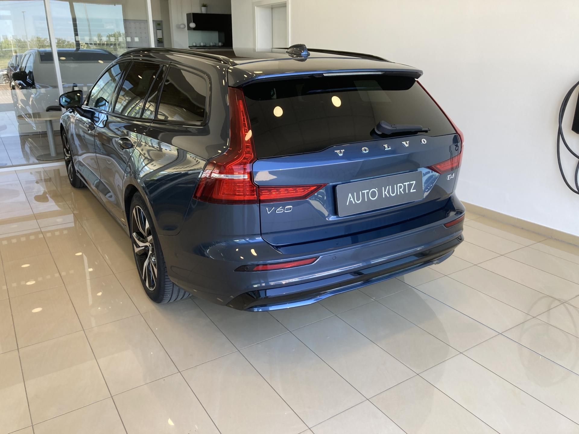 Volvo V60, B4 FWD PLUS DARK TAŽNÉ ZAŘÍ. - fotka 5