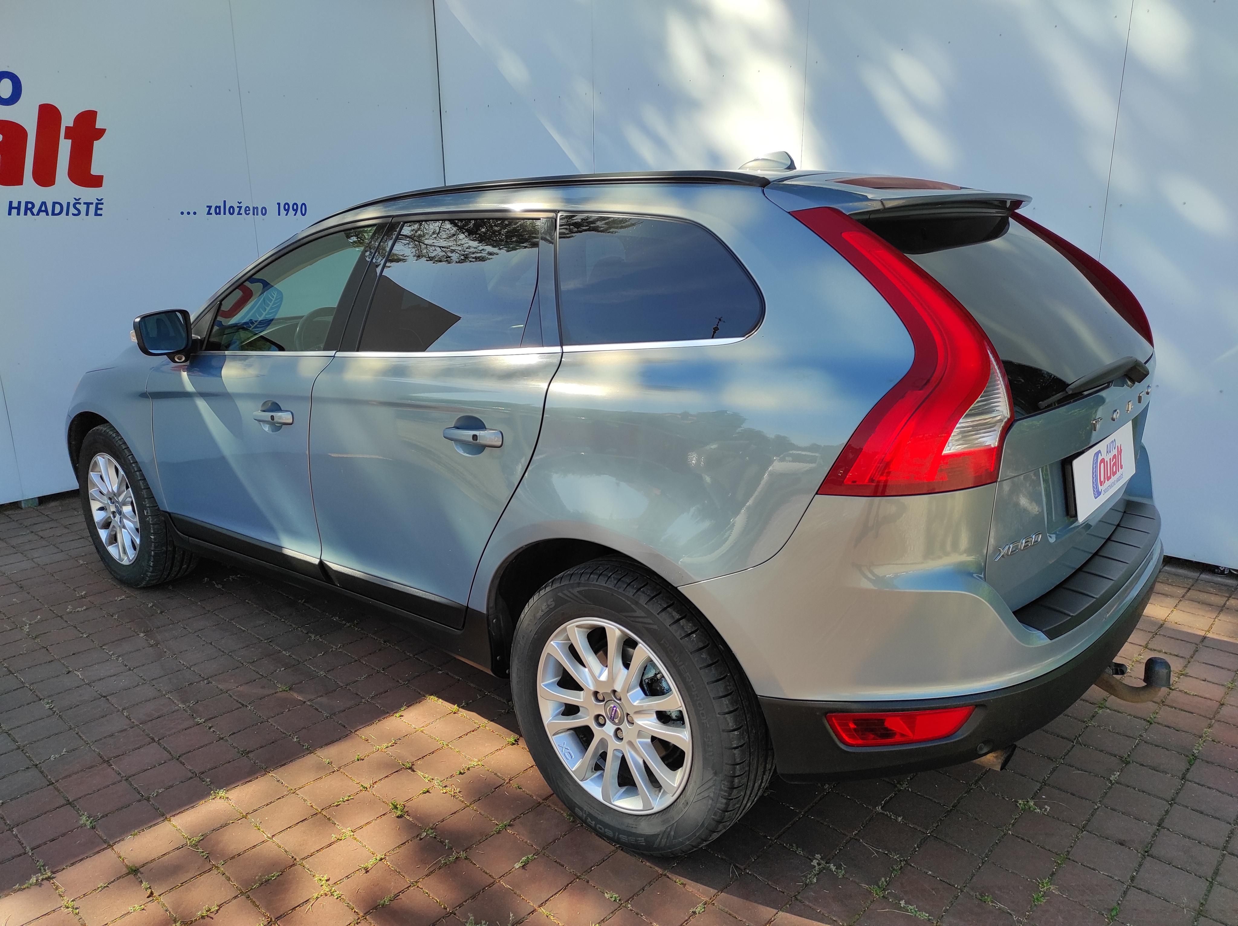 Volvo XC60, 2.4 D5 AWD ČR, AUTOMAT - fotka 6