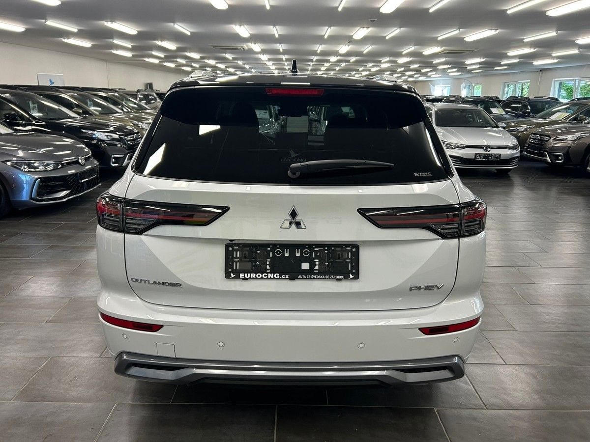Mitsubishi Outlander, 2.4 PHEV Instyle | 8 let | Nov - fotka 6