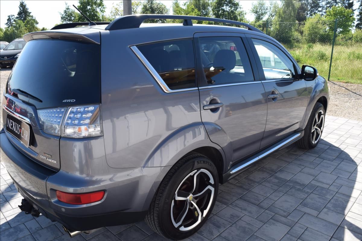 Mitsubishi Outlander, 2,3 d 130KW 4X4 TAŽNÉ 7MÍST - fotka 5