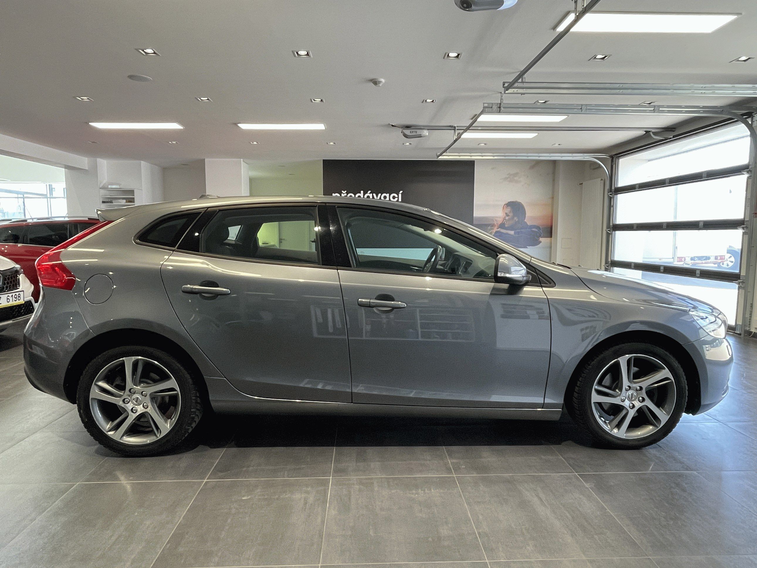 Volvo V40, Momentum D3 2,0d 150k - fotka 5
