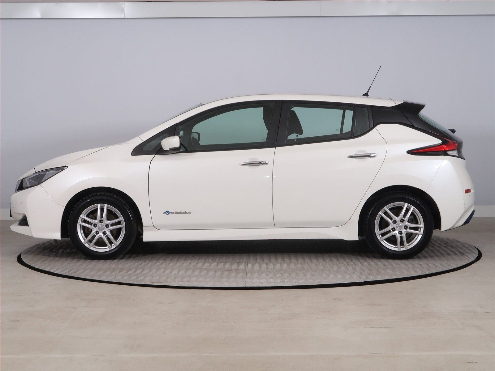 Nissan LEAF, 40 kWh, SoH 87%, Automat - fotka 3