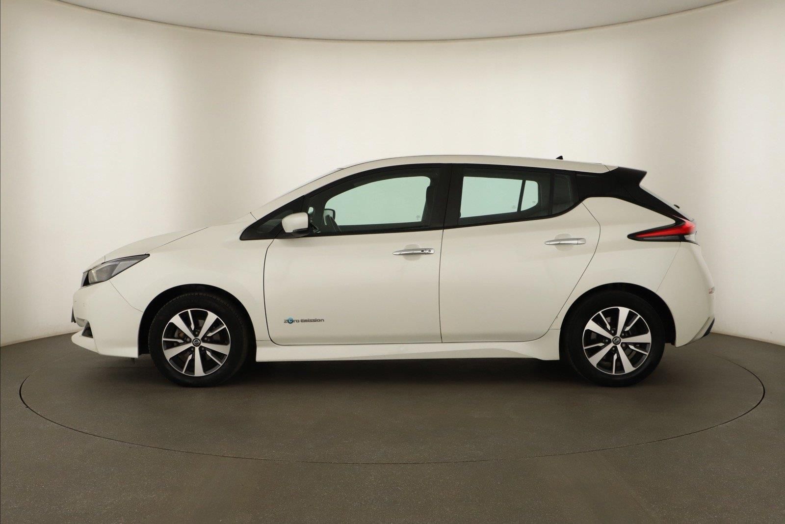 Nissan LEAF, 40 kWh, SoH 87%, Automat - fotka 3