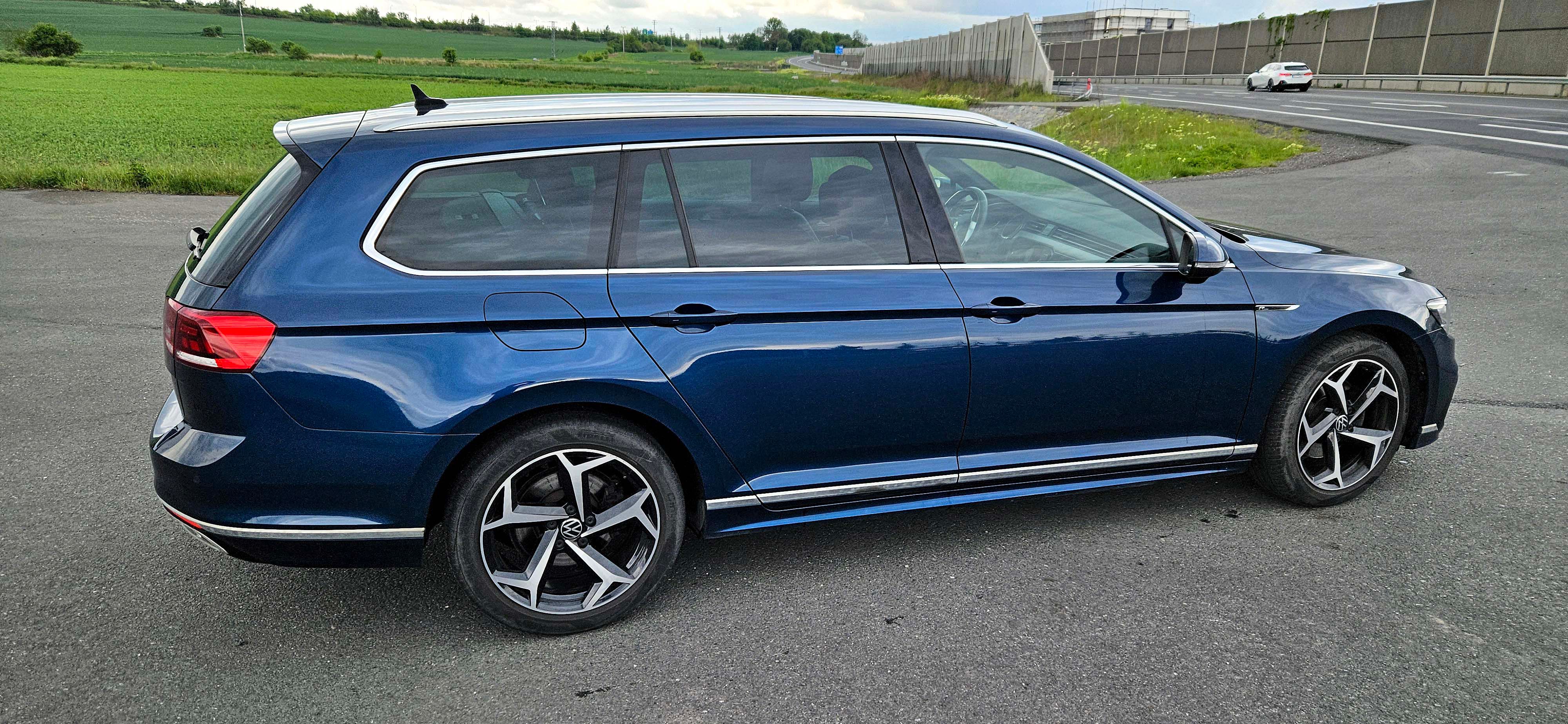 Volkswagen Passat, VW Passat Variant R-Line 2.0 T - fotka 5