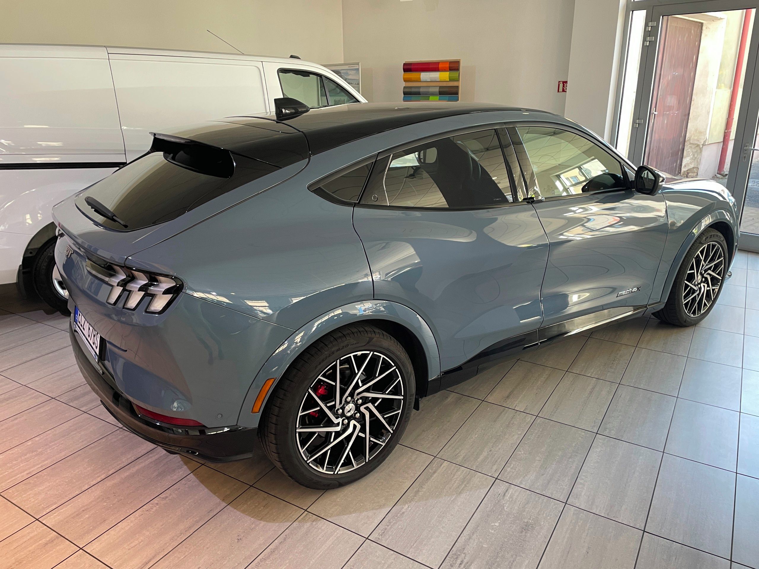 Ford Mustang Mach-E, GT 91kWh 358kW/487k AWD - fotka 6