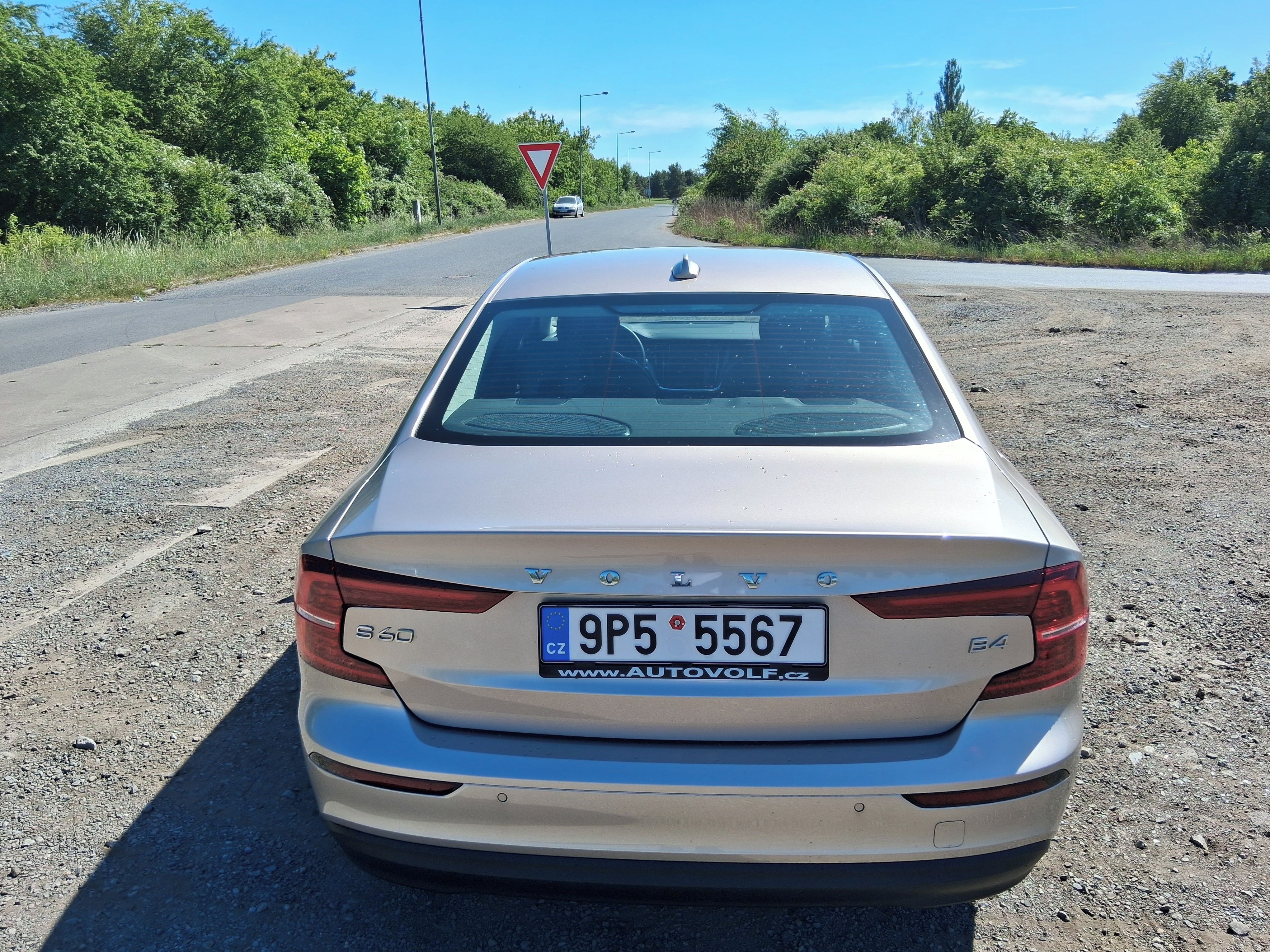Volvo S60, B4 CORE 145 kW - fotka 4
