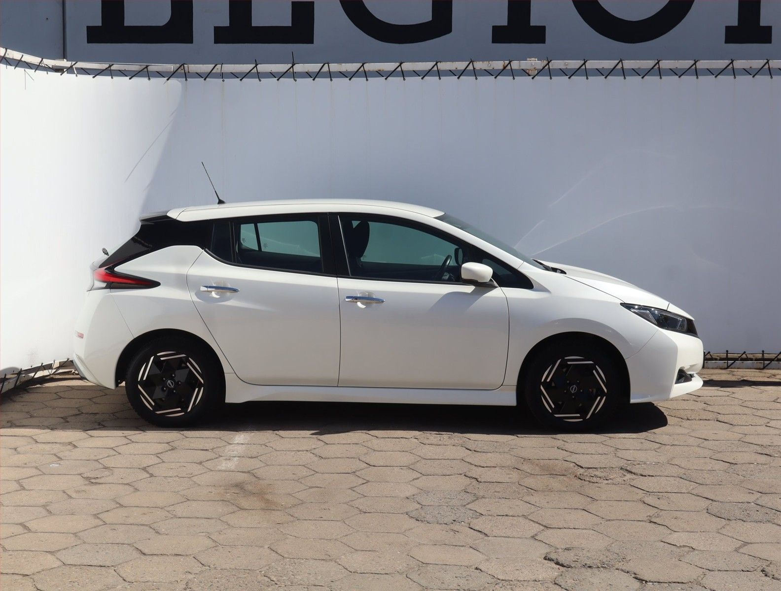 Nissan LEAF, 40 kWh, SoH 93%, Automat - fotka 6
