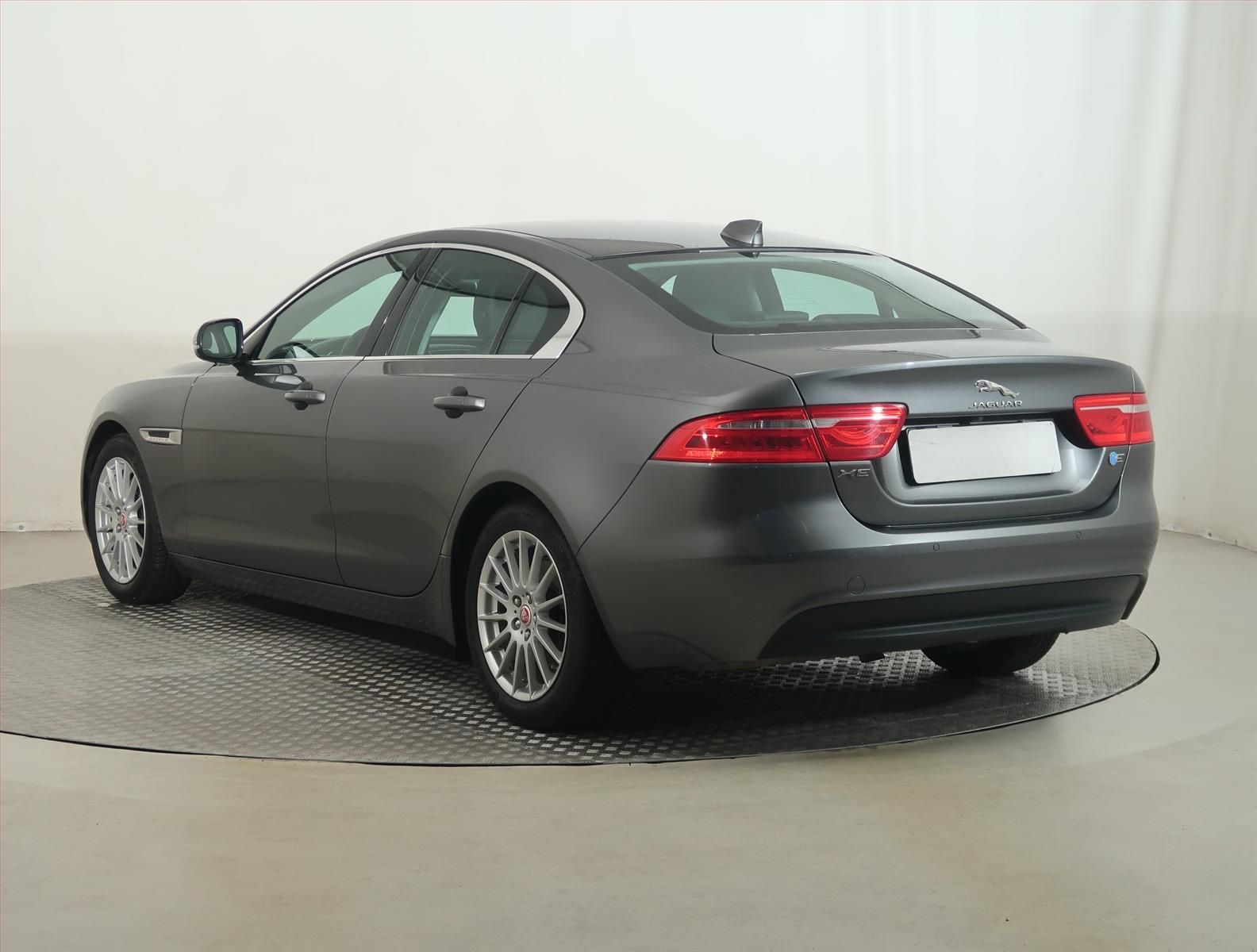 Jaguar XE, E-Performance, NOVÁ CENA - fotka 4