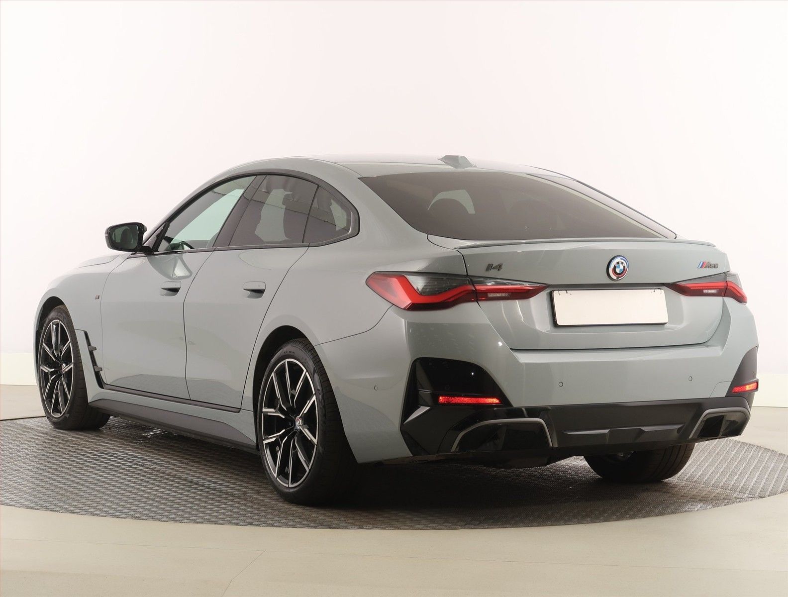BMW i4, M50, SoH 88% - fotka 4