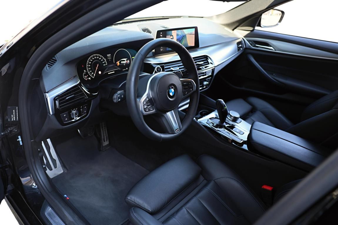 BMW Řada 5, 530d xDrive Touring - fotka 6