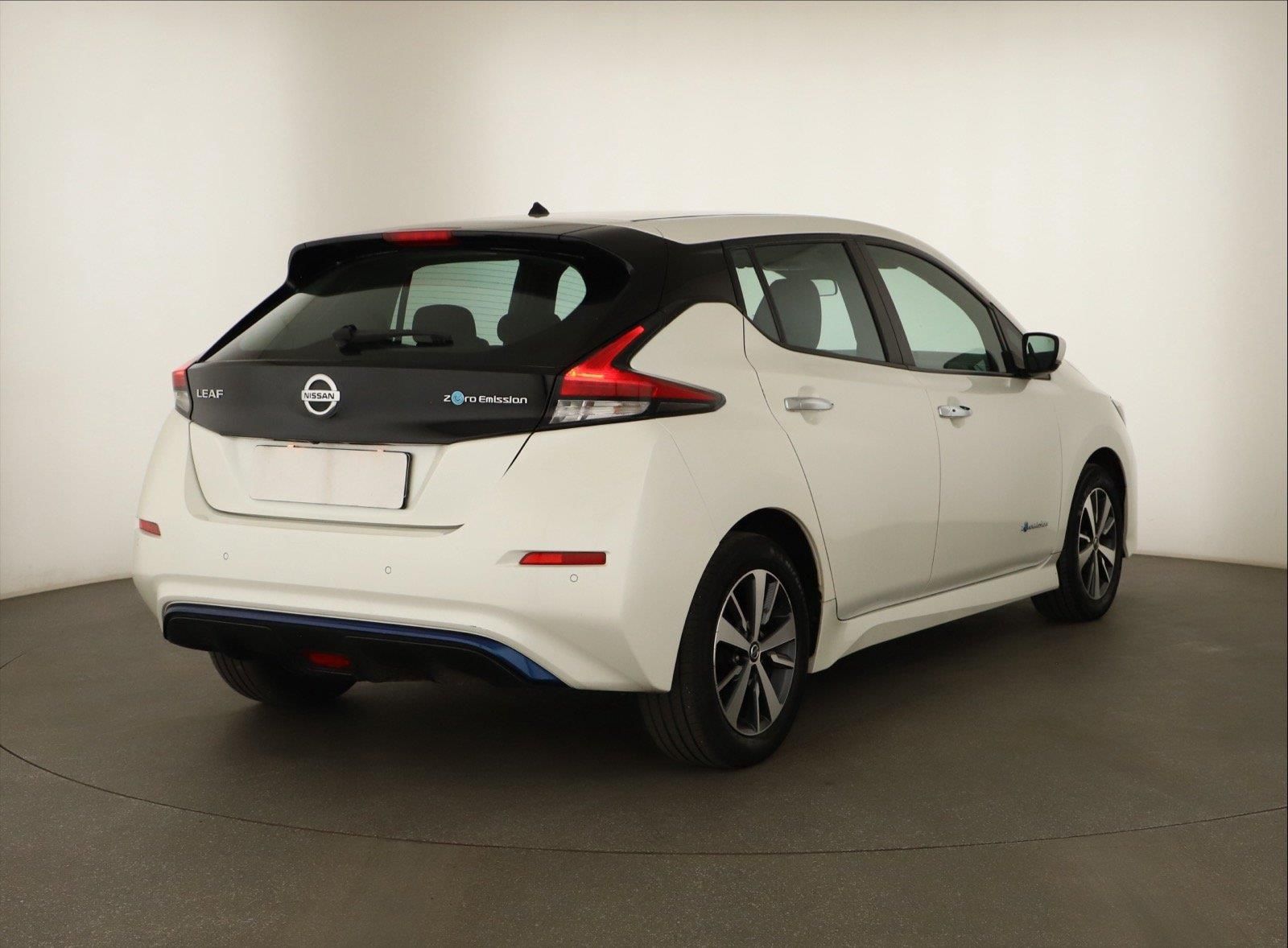 Nissan LEAF, 40 kWh, SoH 87%, Automat - fotka 5