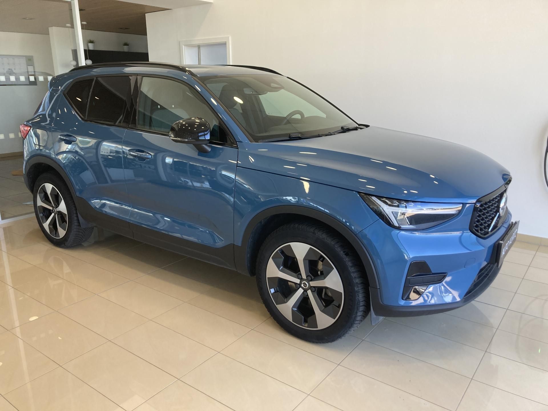 Volvo XC40, B3 FWD PLUS DARK - fotka 2
