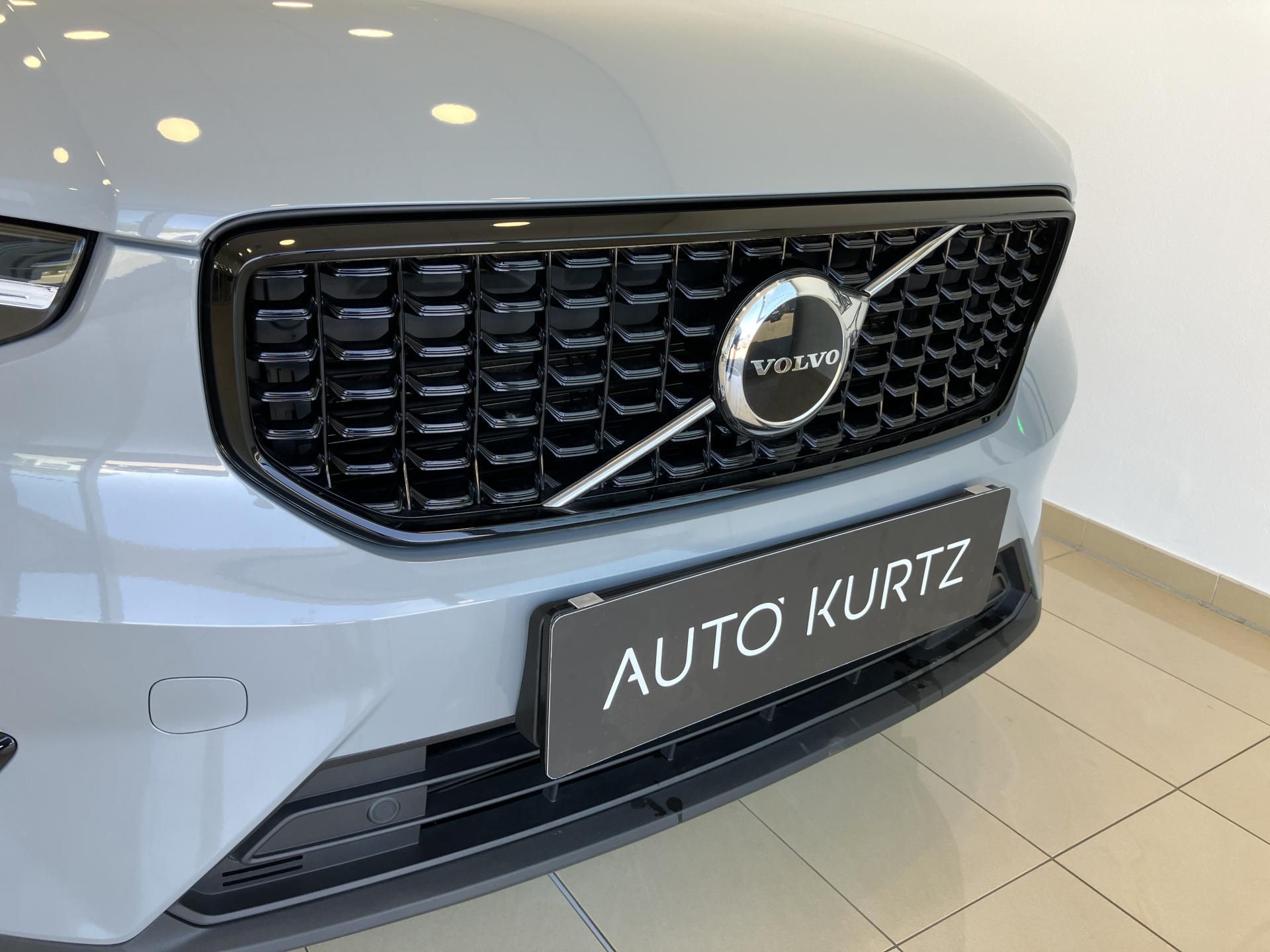Volvo XC40, B3 FWD Plus Dark AT7 - fotka 3