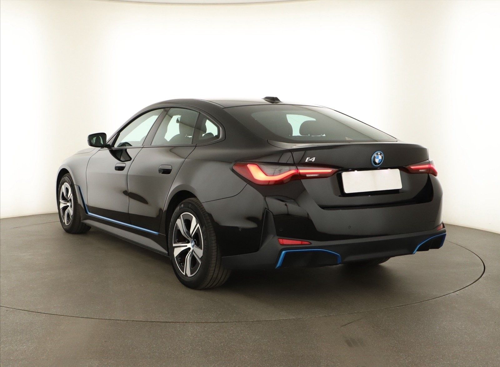 BMW i4, eDrive40, SoH 95% - fotka 4
