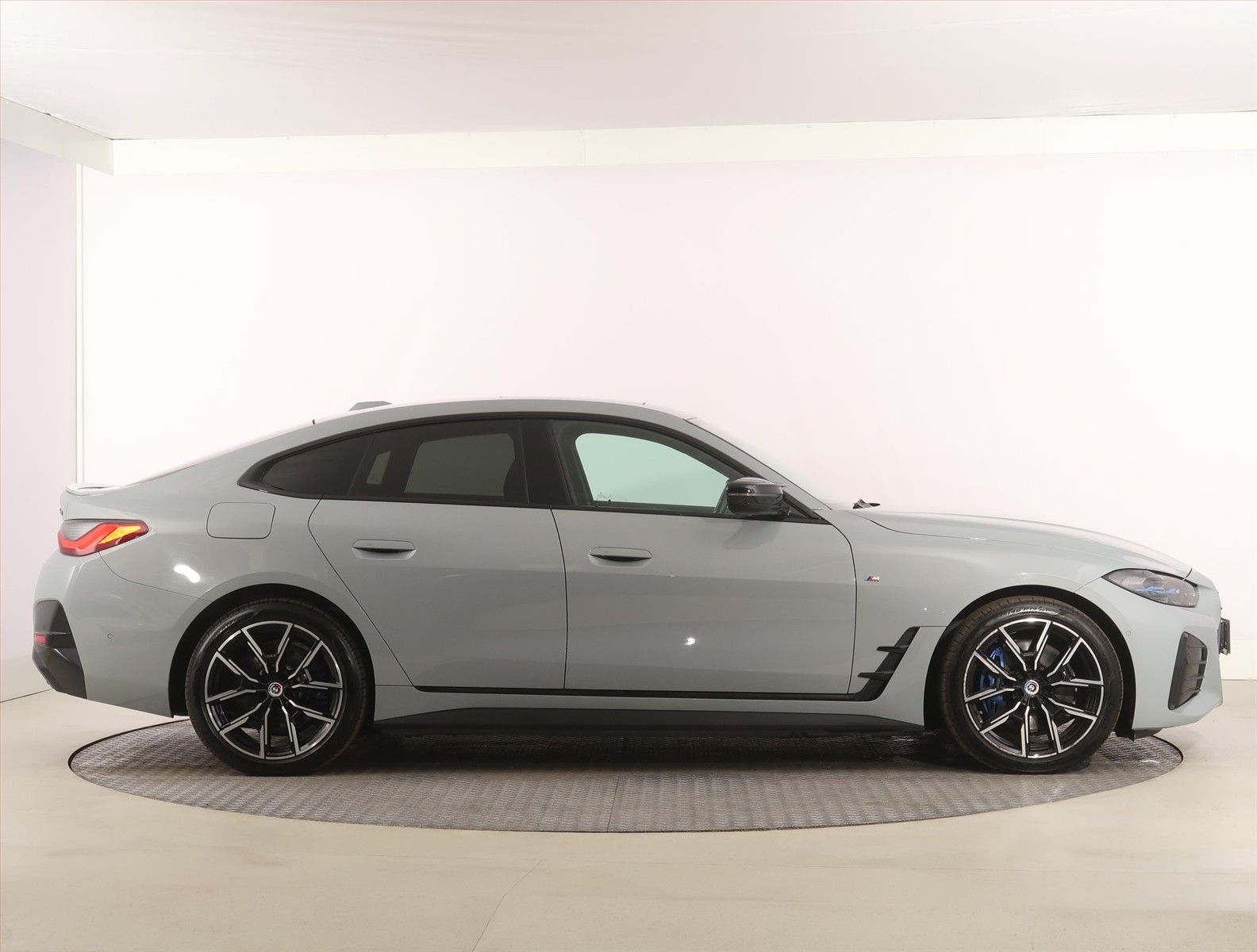 BMW i4, M50, SoH 88% - fotka 6