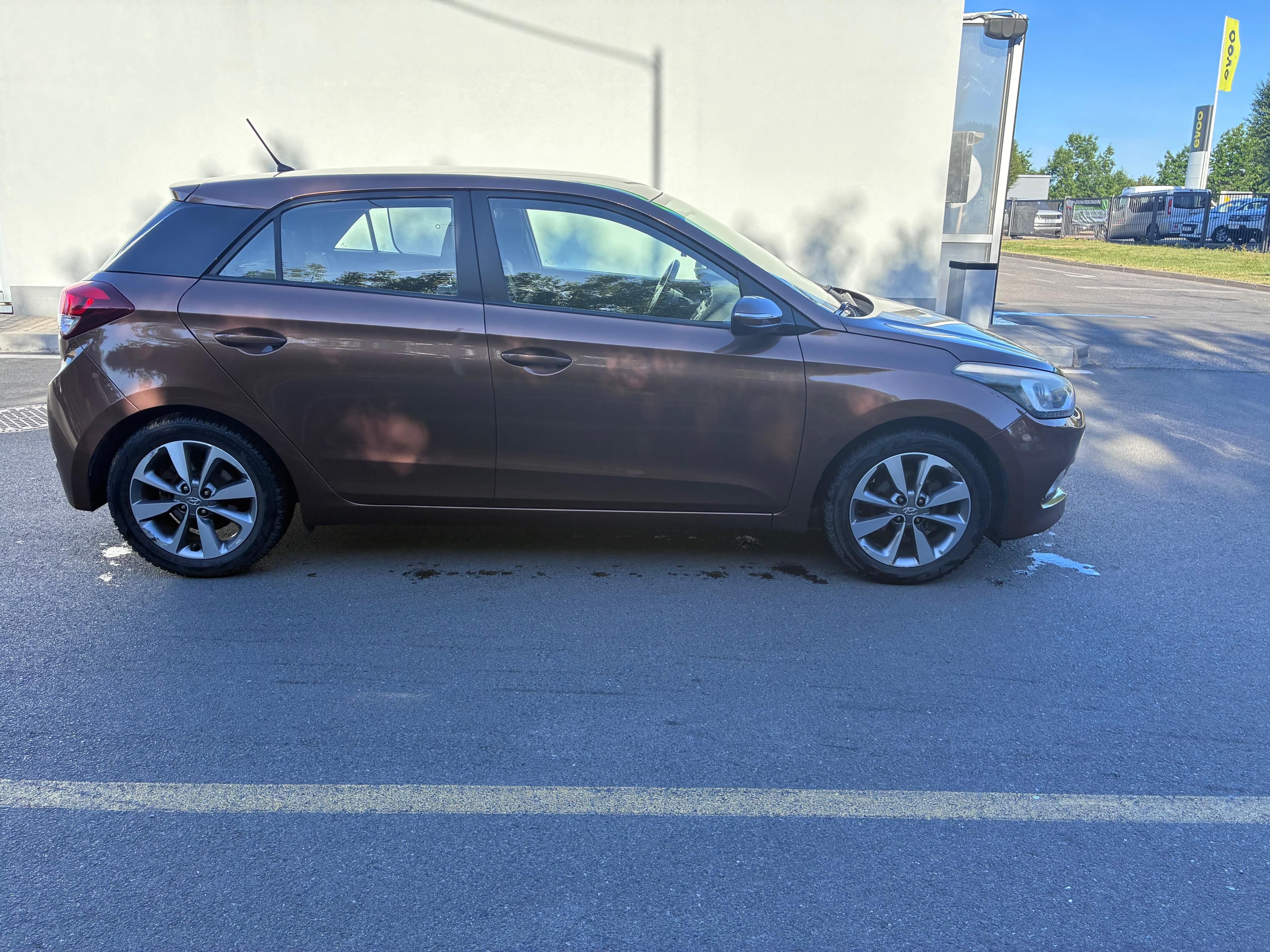 Hyundai i20, 1.2 - nadstandardní výbava - fotka 2