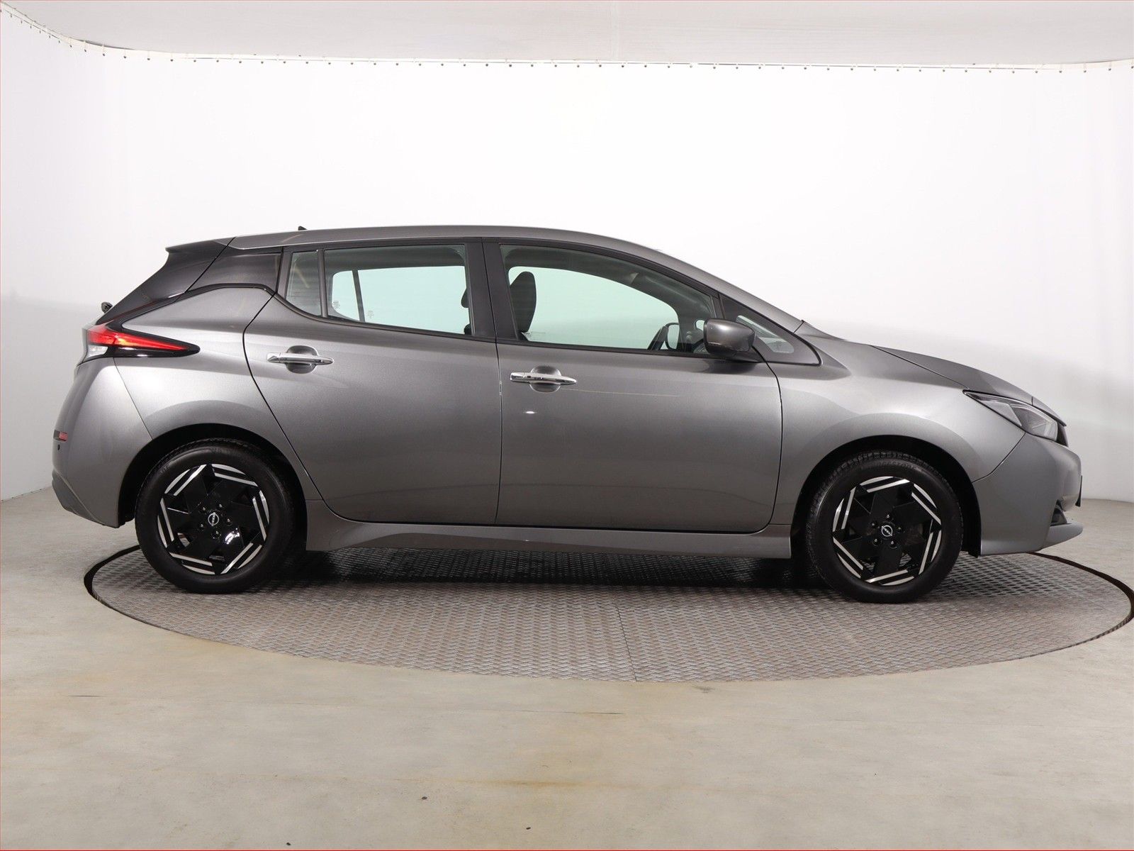 Nissan LEAF, 40 kWh, SoH 90%, Automat - fotka 6