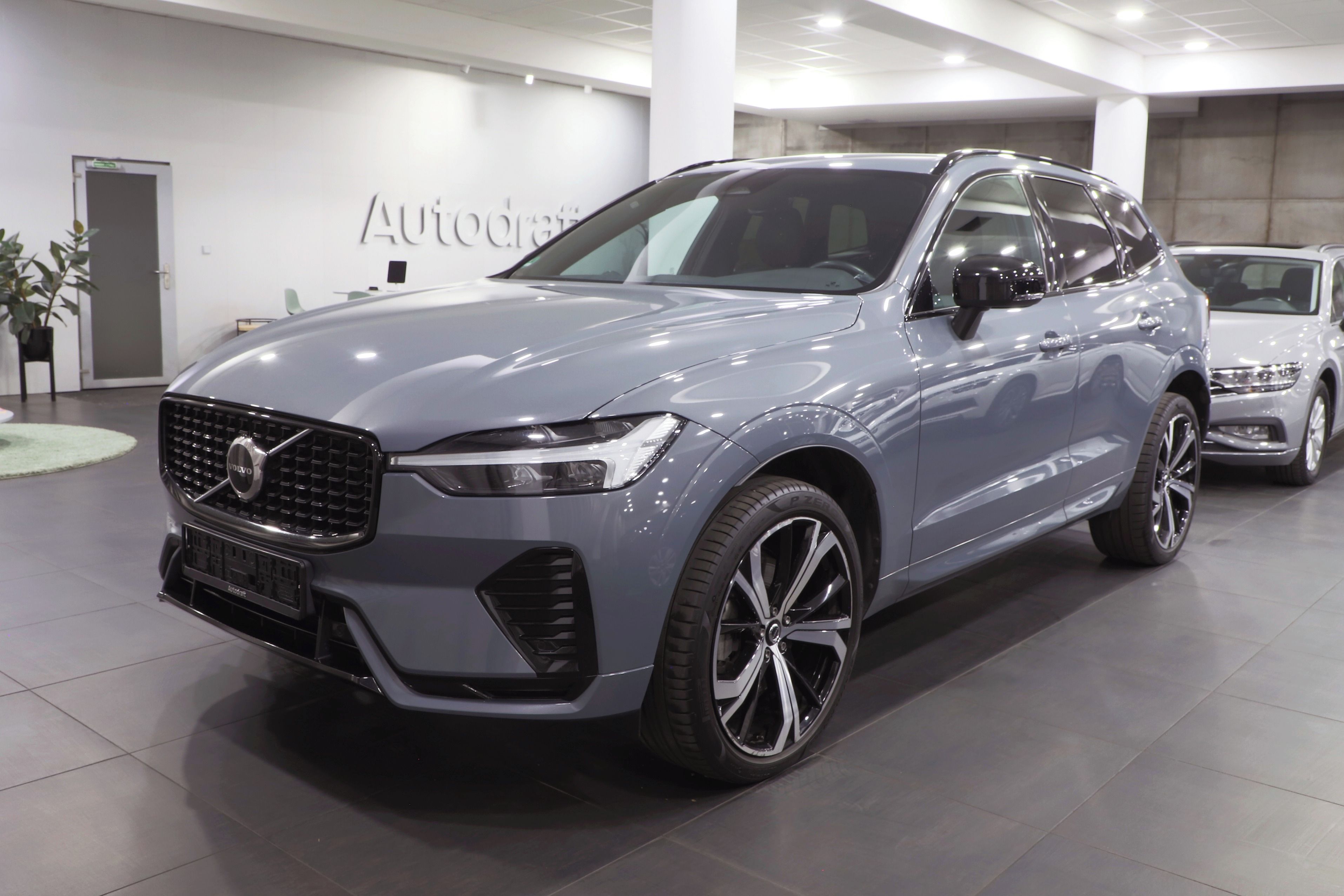 Volvo XC60, Volvo XC60 Plus Dark AWD - fotka 2