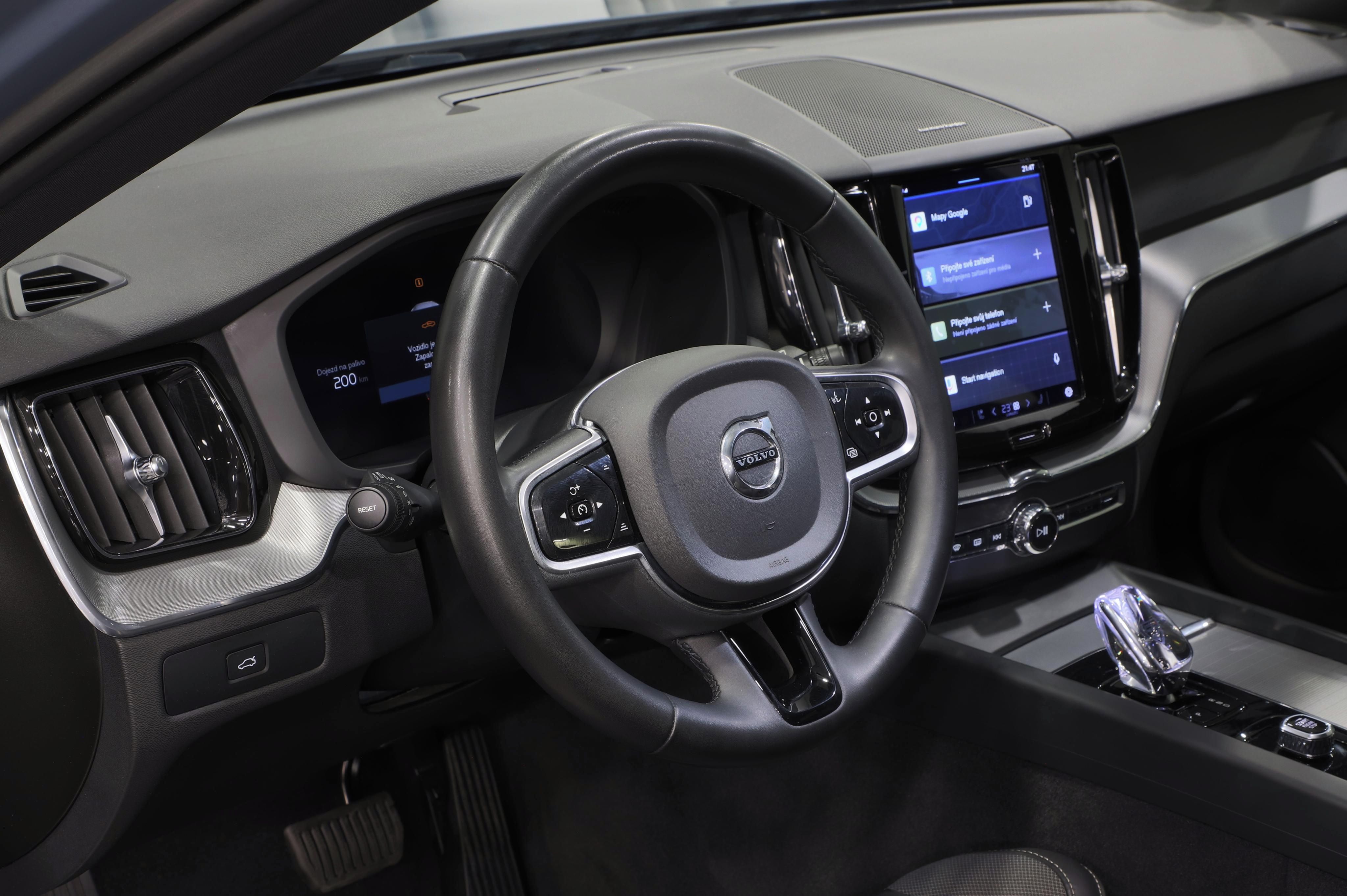 Volvo XC60, Volvo XC60 Plus Dark AWD - fotka 6