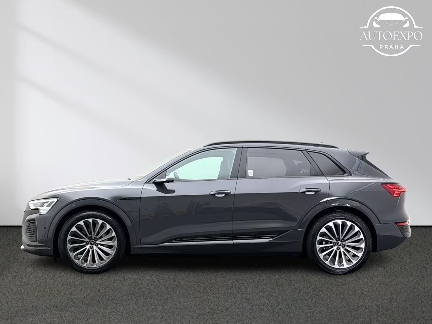 Audi Q8, 55 e-tron S line quattro Pano - fotka 2