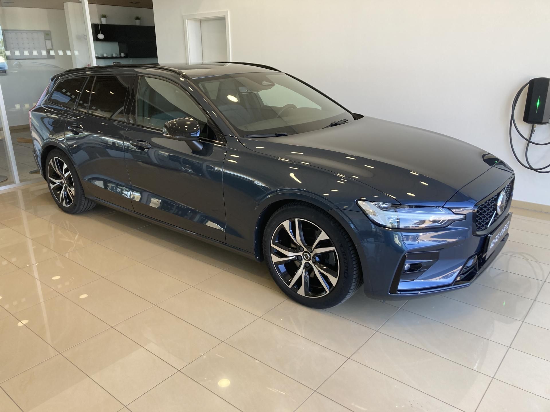 Volvo V60, B4 FWD PLUS DARK TAŽNÉ ZAŘÍ. - fotka 2
