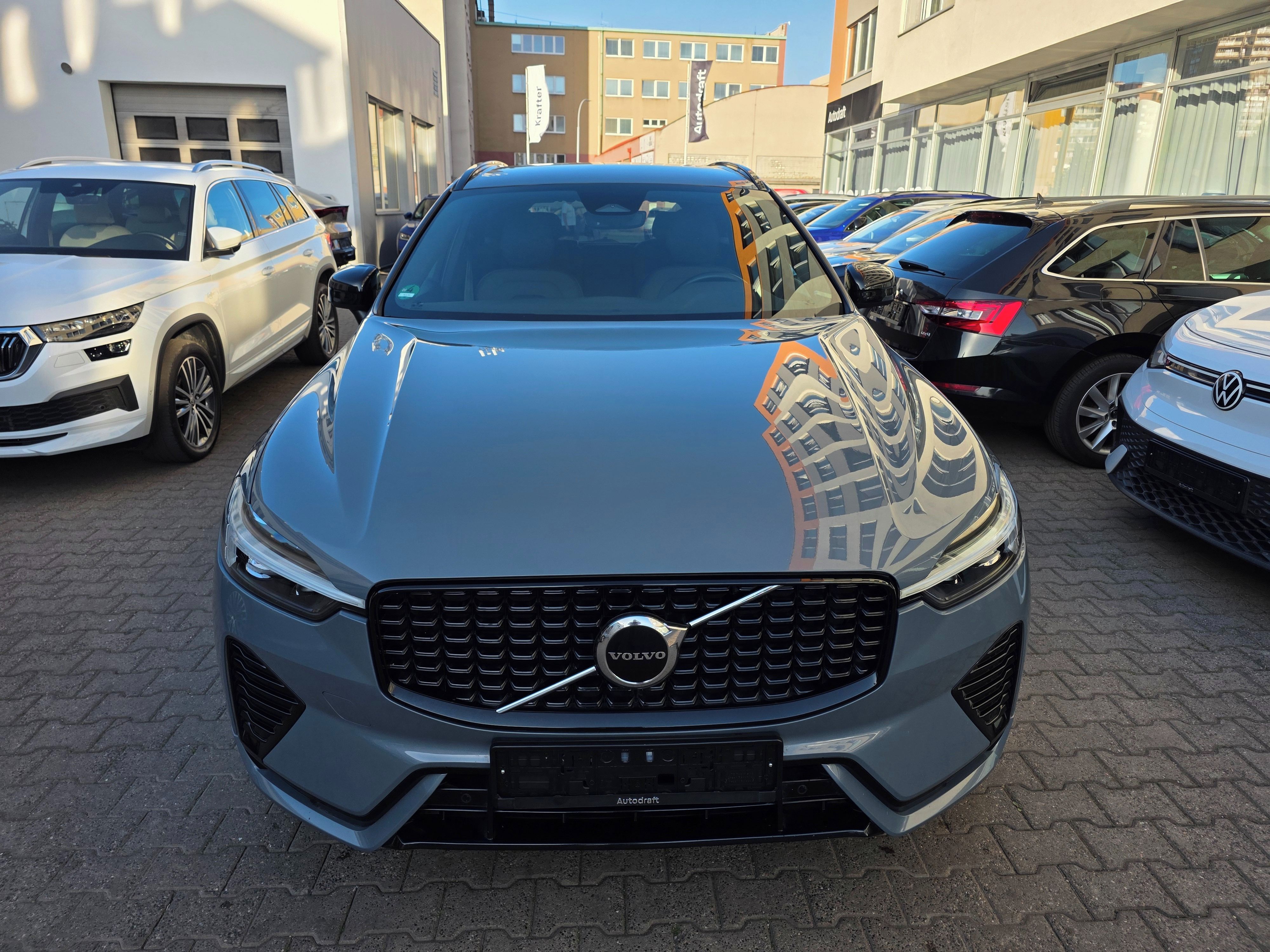 Volvo XC60, Volvo XC60 Plus Dark AWD - fotka 2