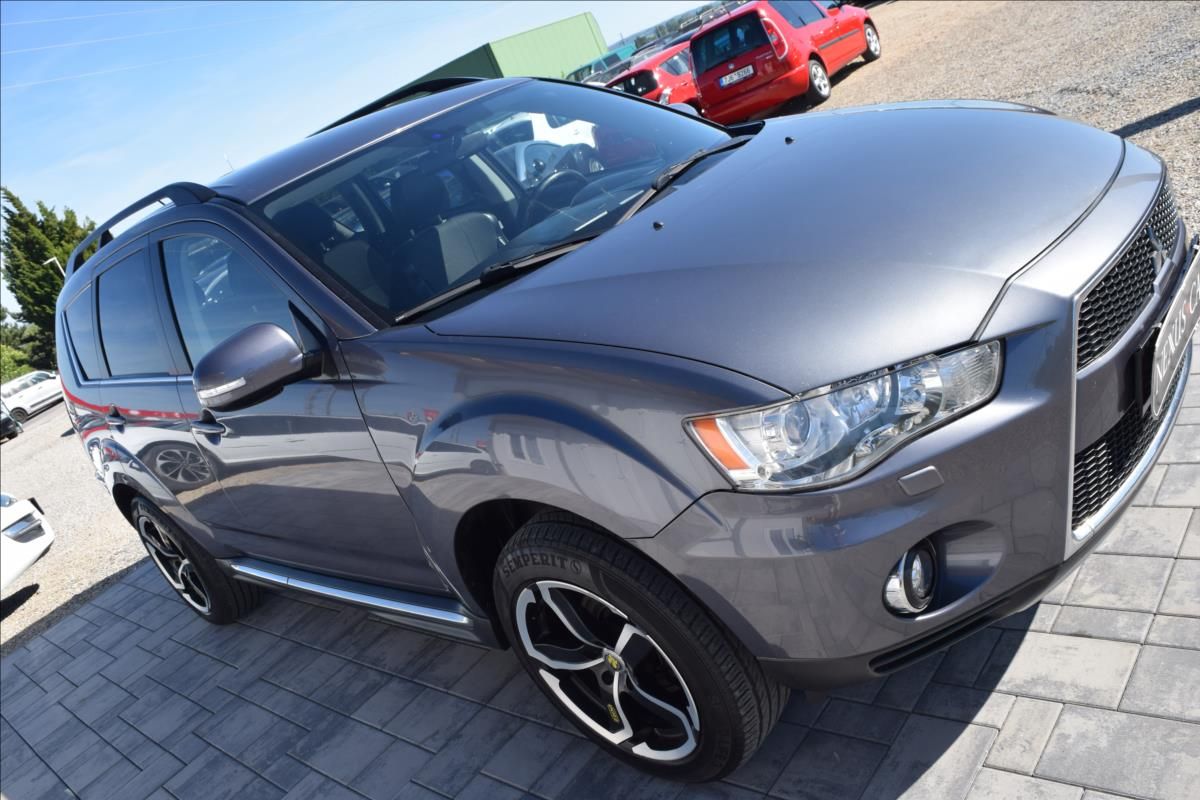 Mitsubishi Outlander, 2,3 d 130KW 4X4 TAŽNÉ 7MÍST - fotka 4