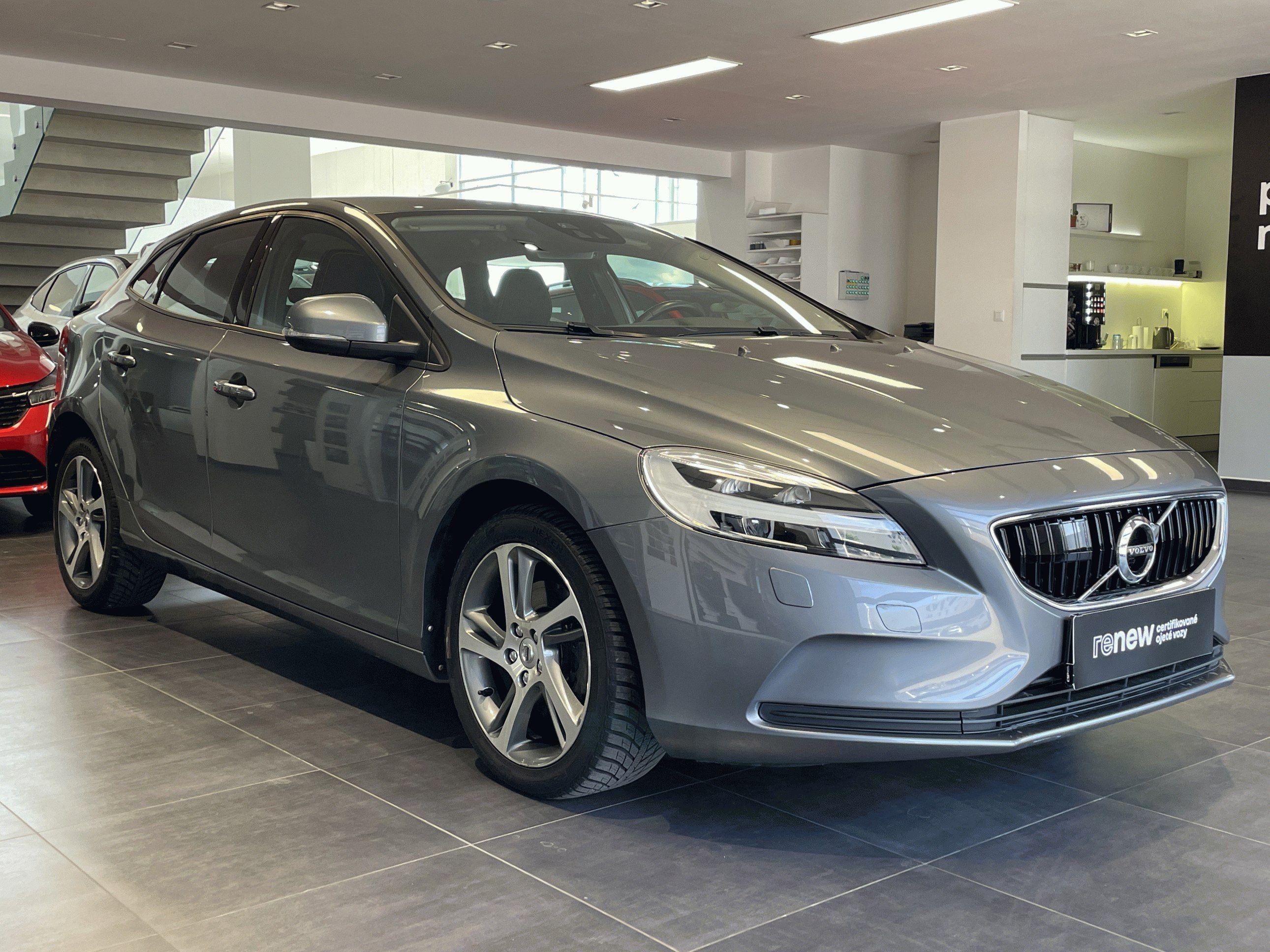 Volvo V40, Momentum D3 2,0d 150k - fotka 6