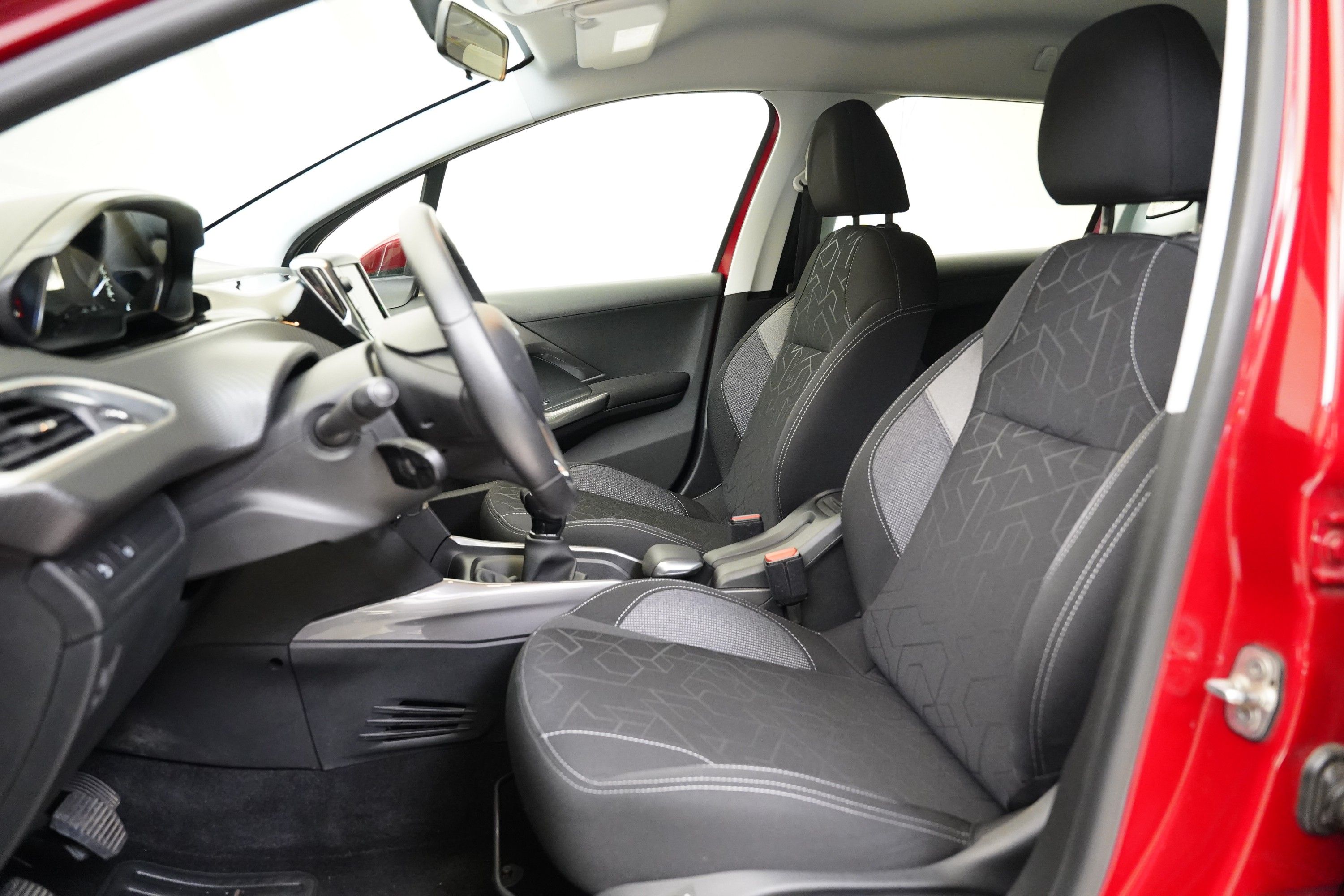 Peugeot 2008, 1.2 THP 61 kW - fotka 5