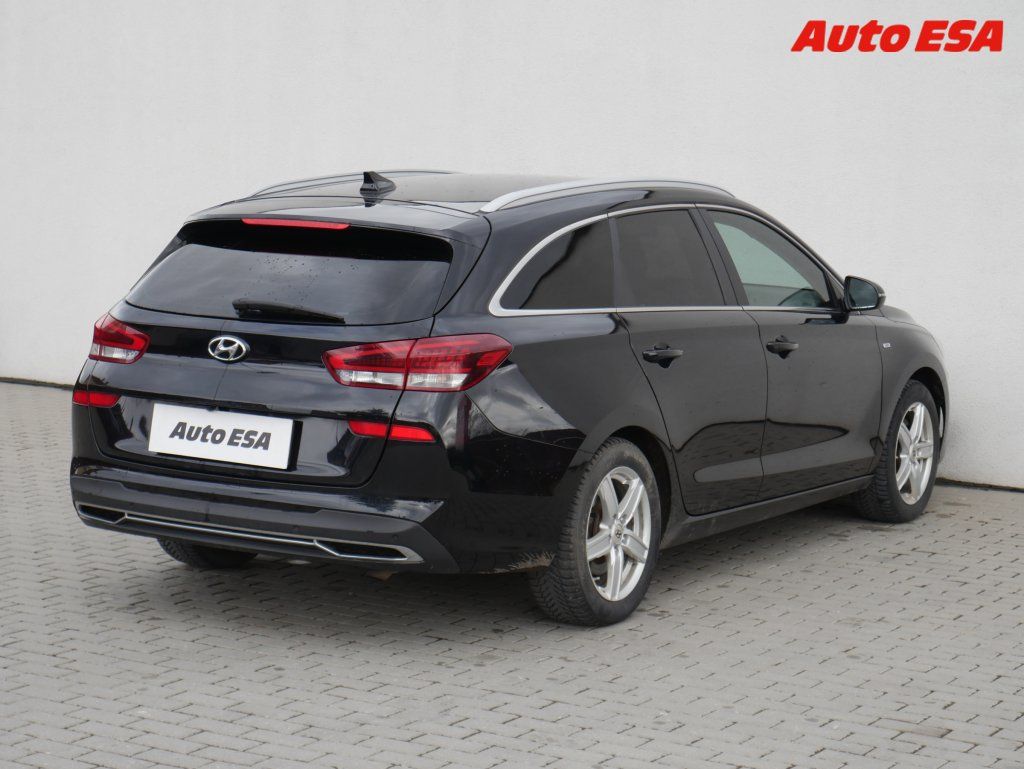 Hyundai i30, 1.6 CRDi,Navi,LED,AC - fotka 4
