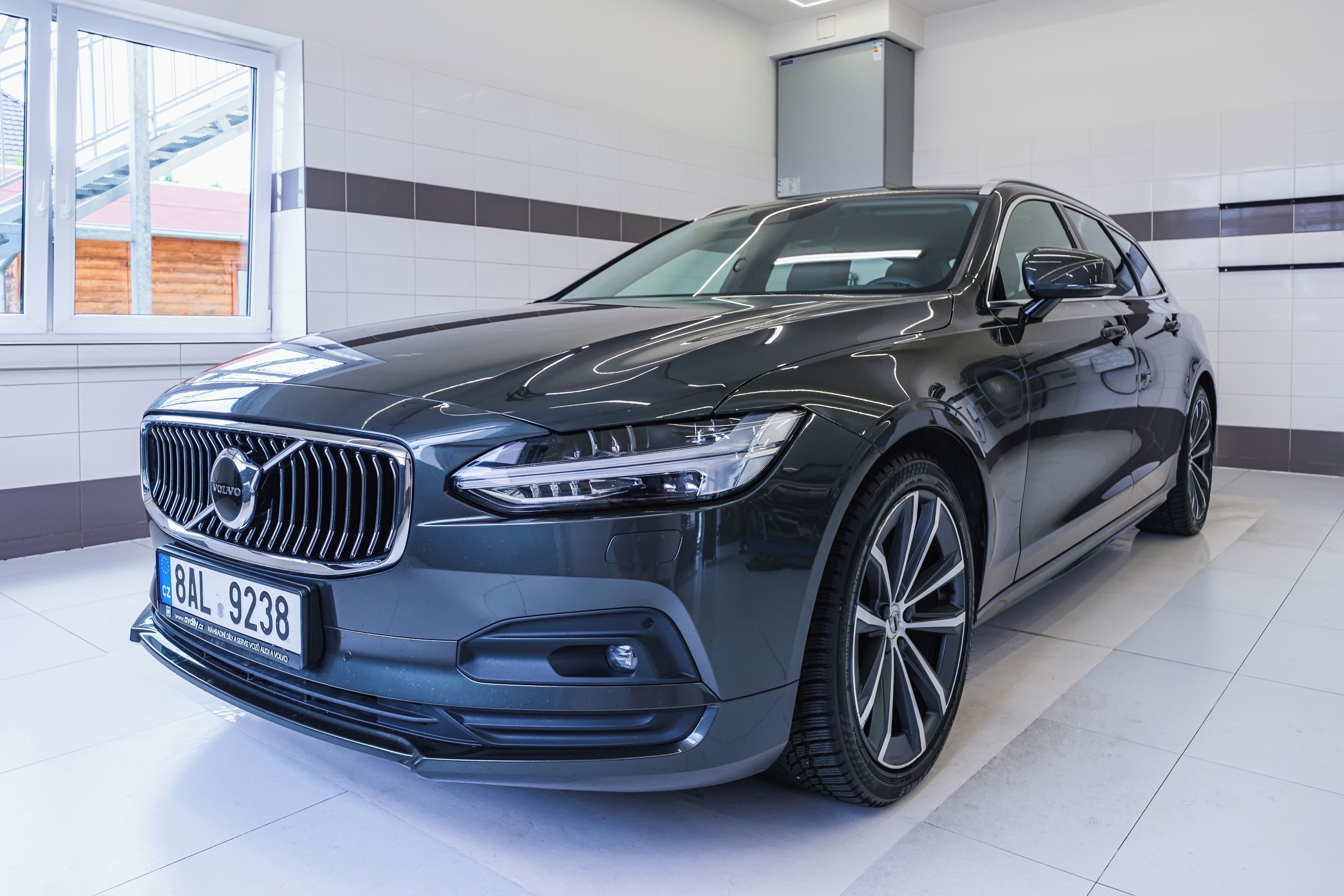Volvo V90, B4 145kW AT  Momentum Pro