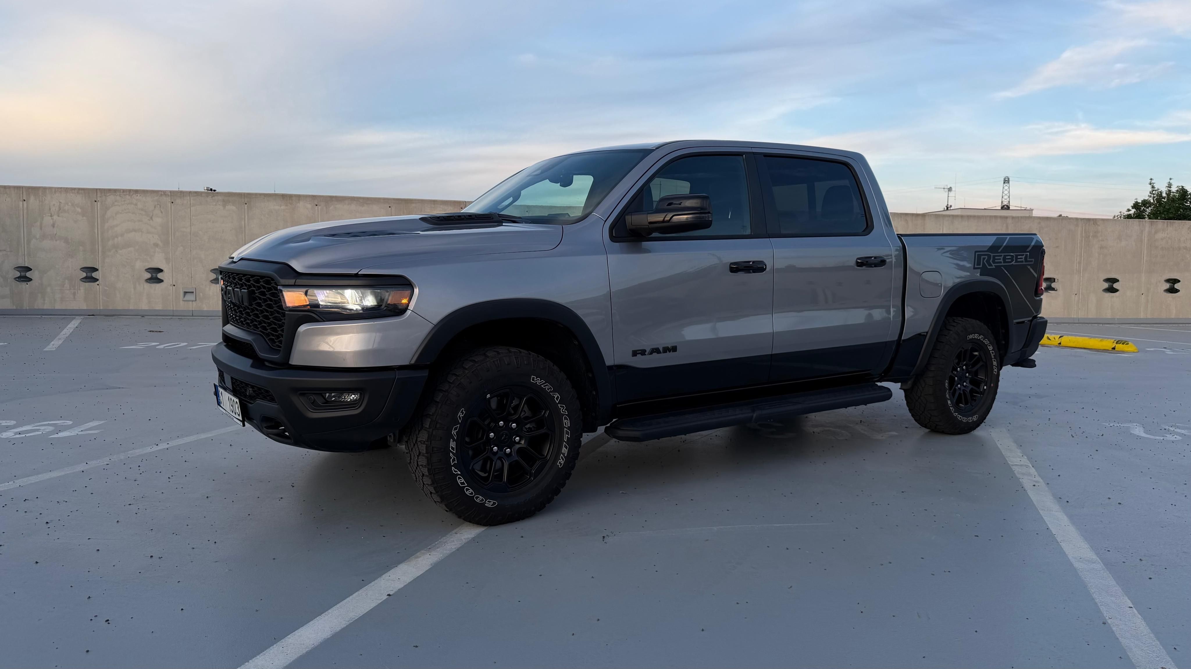 Dodge Ram, REBEL - 420k - HARMAN KARDON