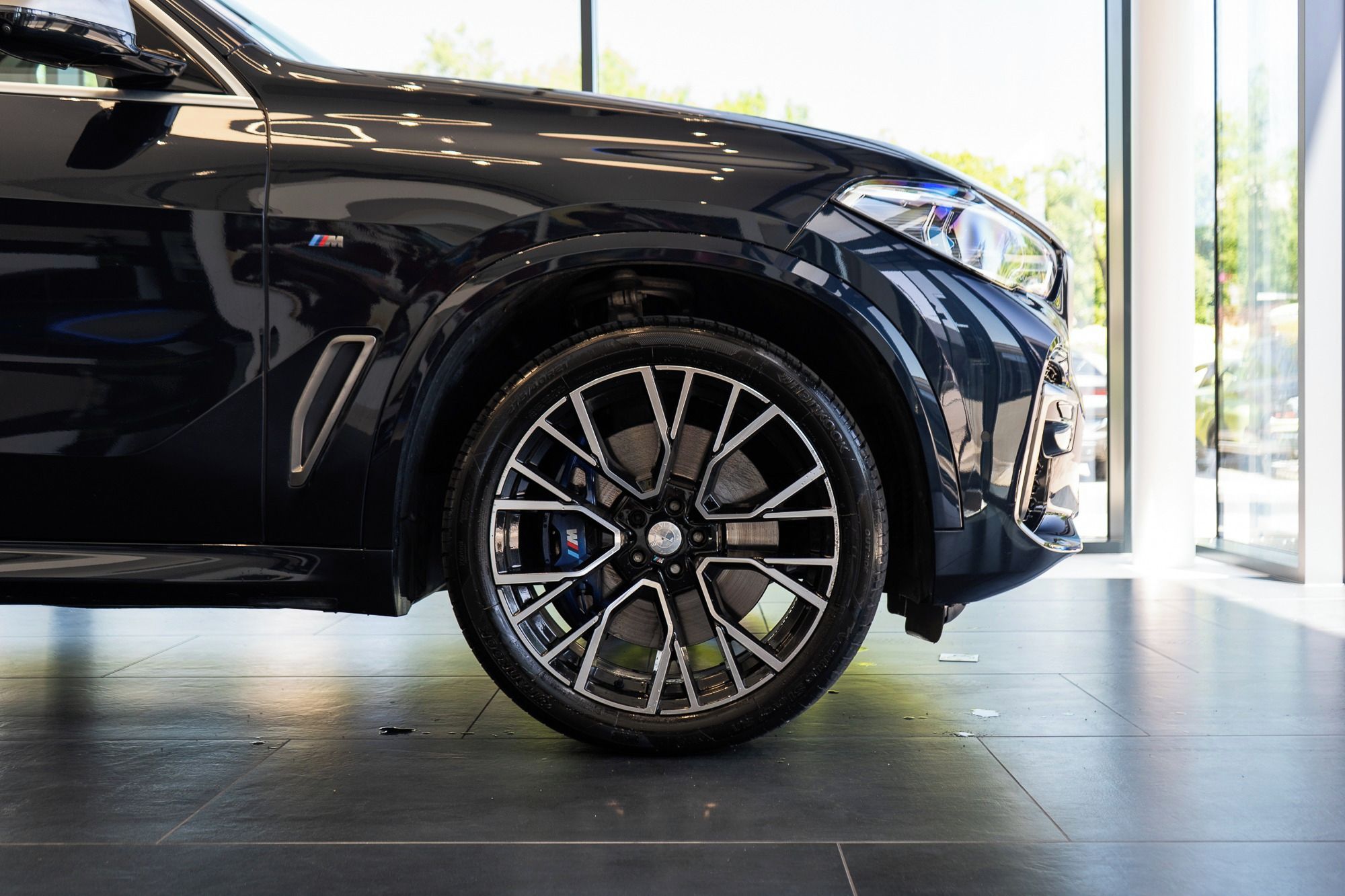 BMW X5, M50i - fotka 3