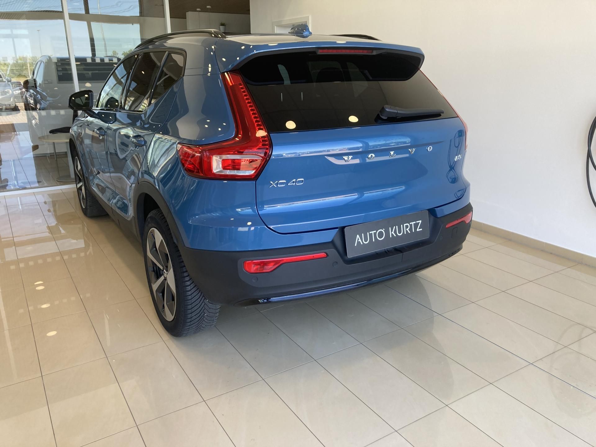 Volvo XC40, B3 FWD PLUS DARK - fotka 6