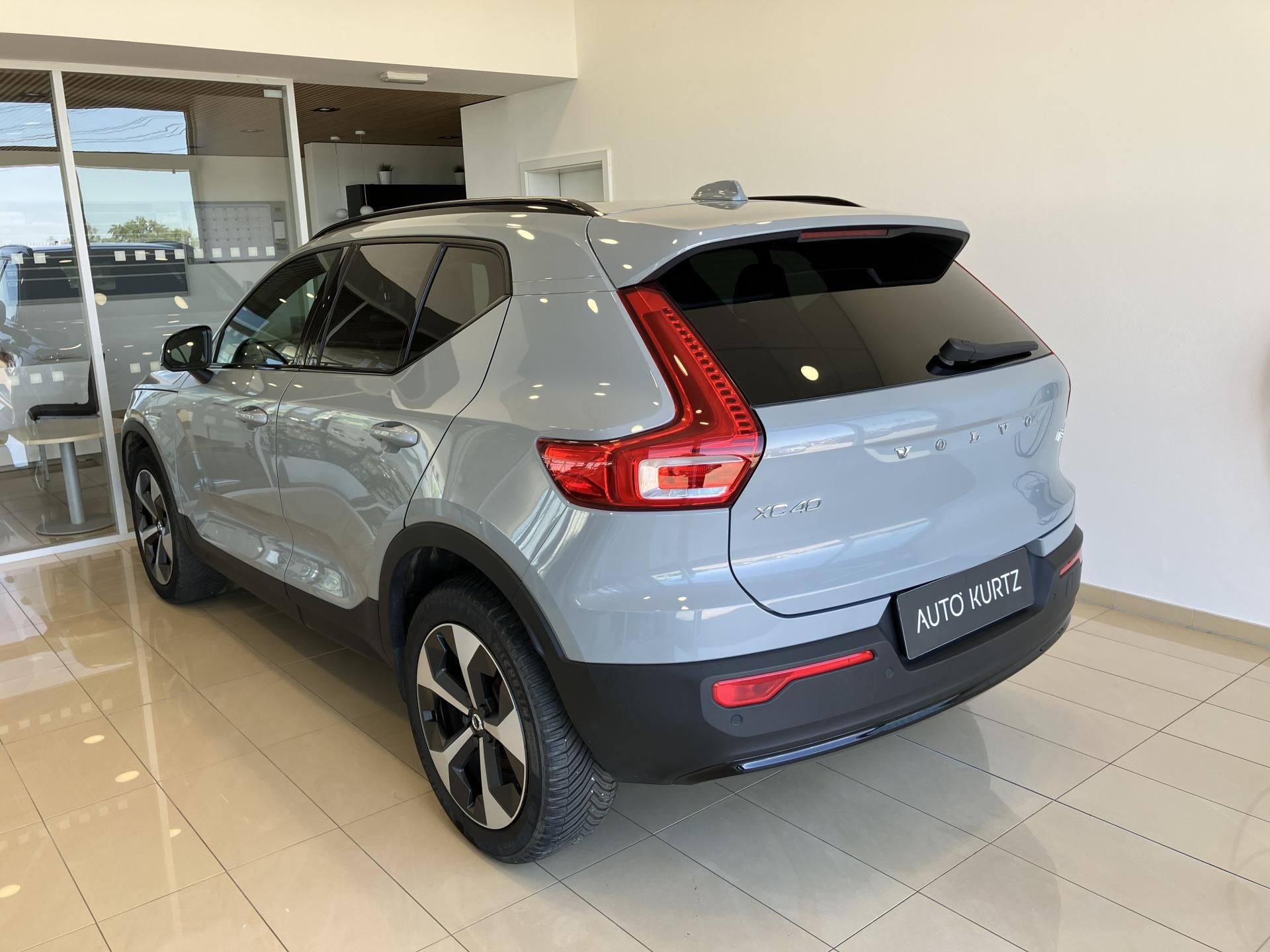 Volvo XC40, B3 FWD Plus Dark AT7 - fotka 6