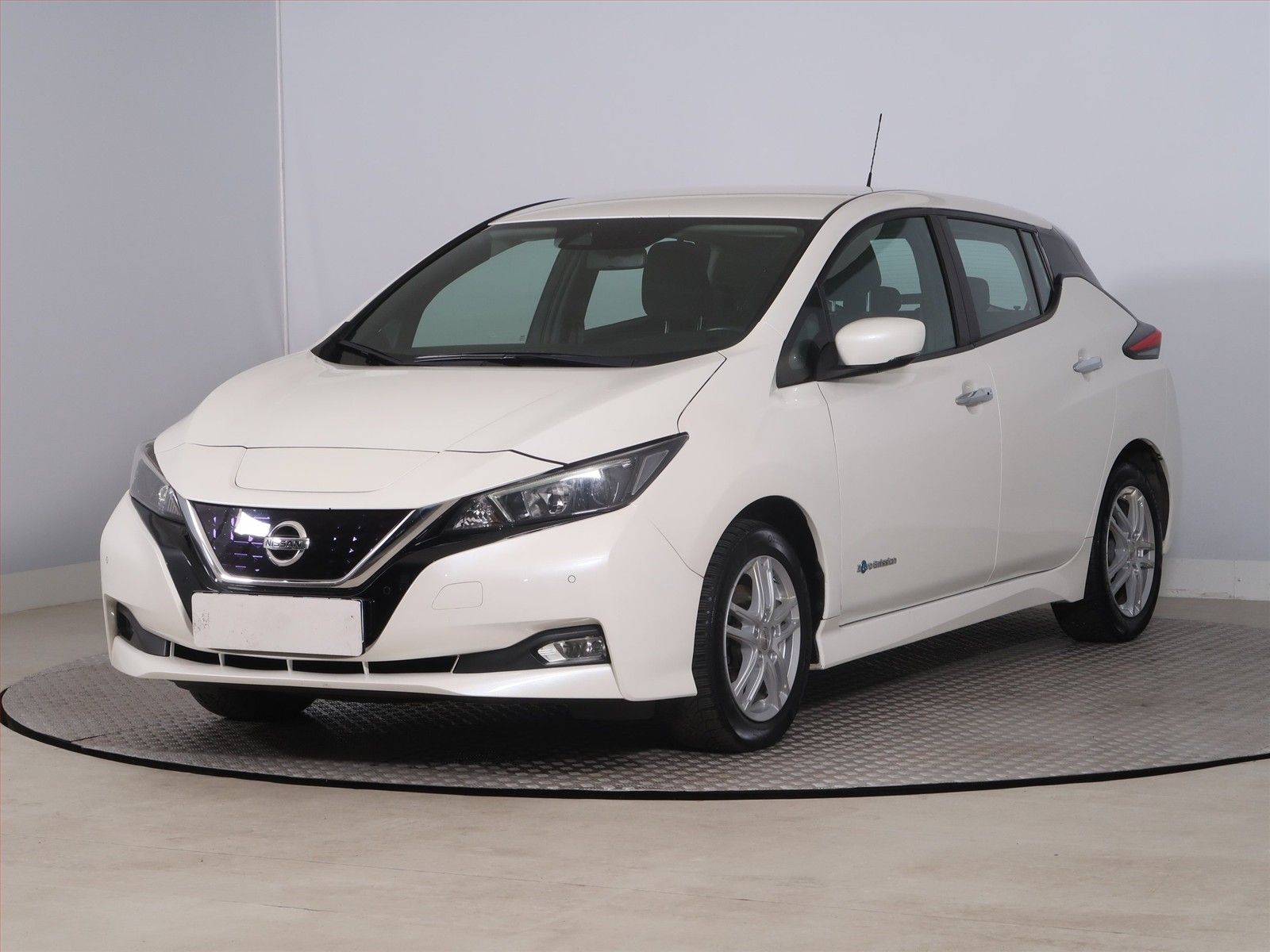 Nissan LEAF, 40 kWh, SoH 87%, Automat - fotka 2