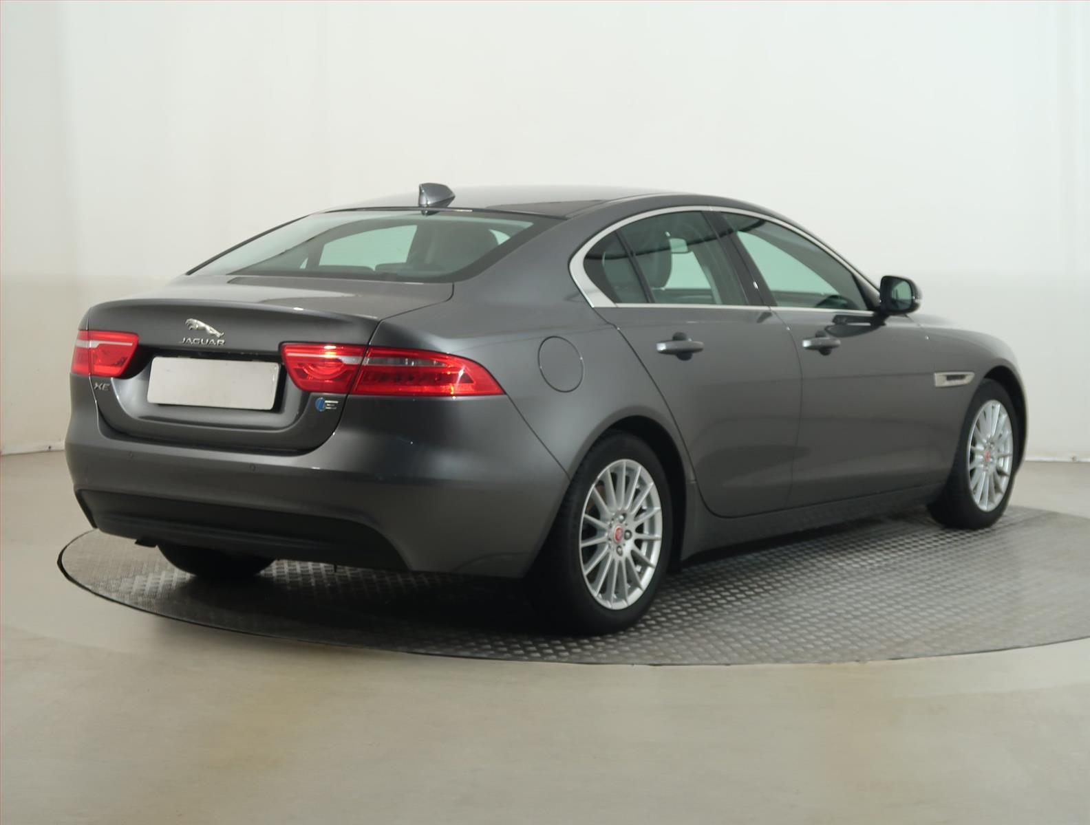 Jaguar XE, E-Performance, NOVÁ CENA - fotka 5