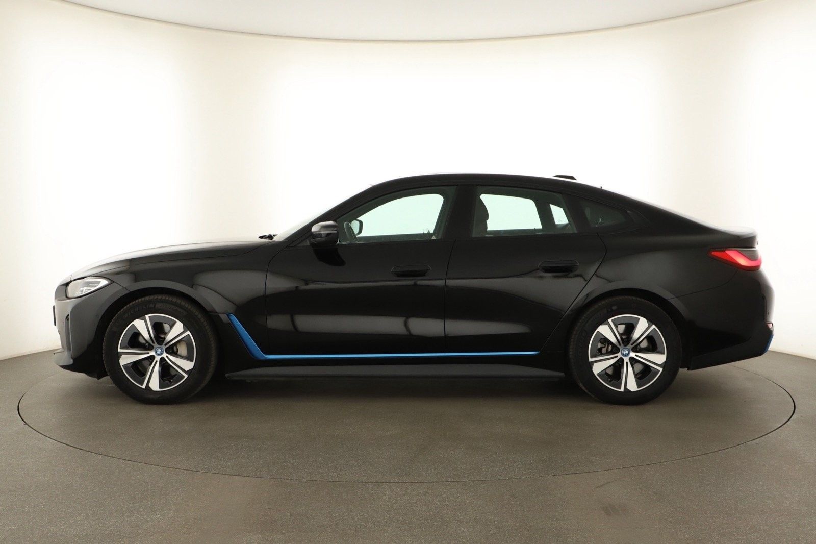 BMW i4, eDrive40, SoH 95% - fotka 3