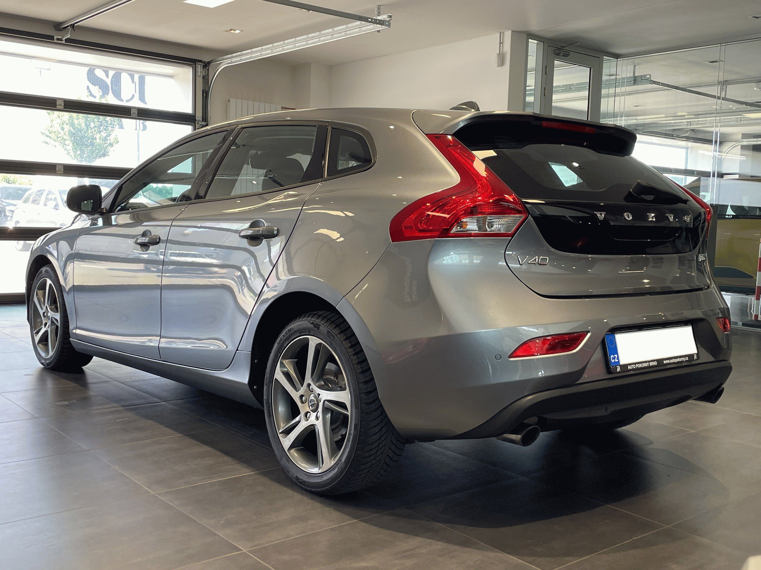 Volvo V40, Momentum D3 2,0d 150k - fotka 3