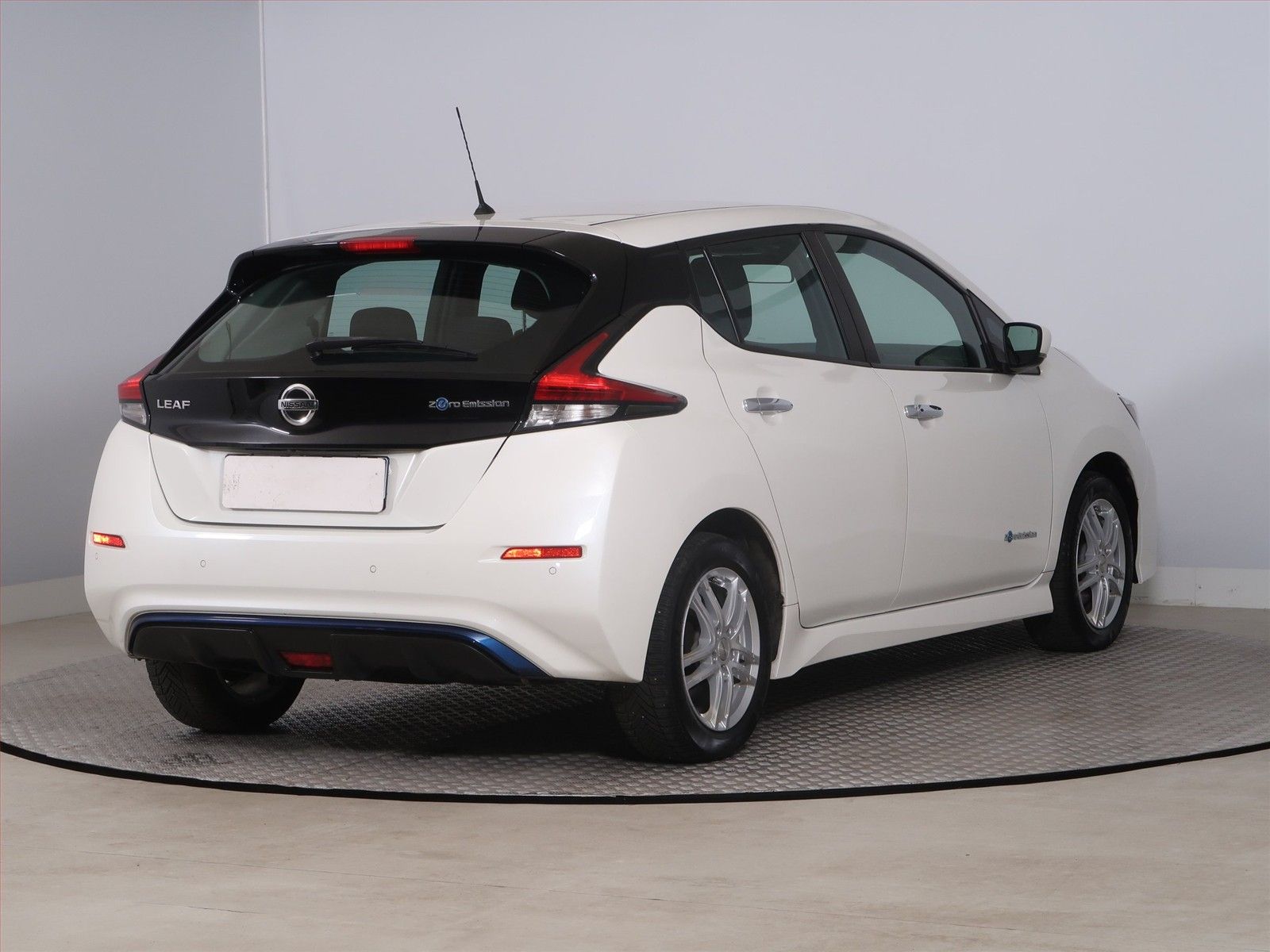Nissan LEAF, 40 kWh, SoH 87%, Automat - fotka 5